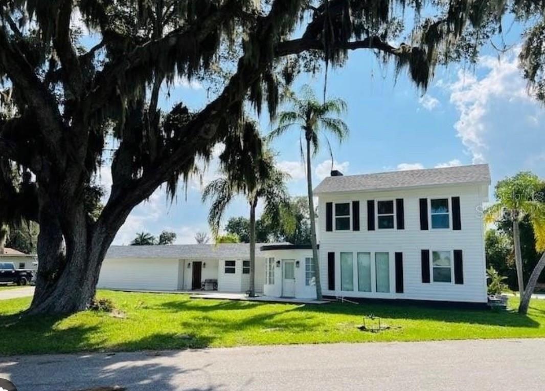 812 Tropical Dr, Bradenton, FL 34208