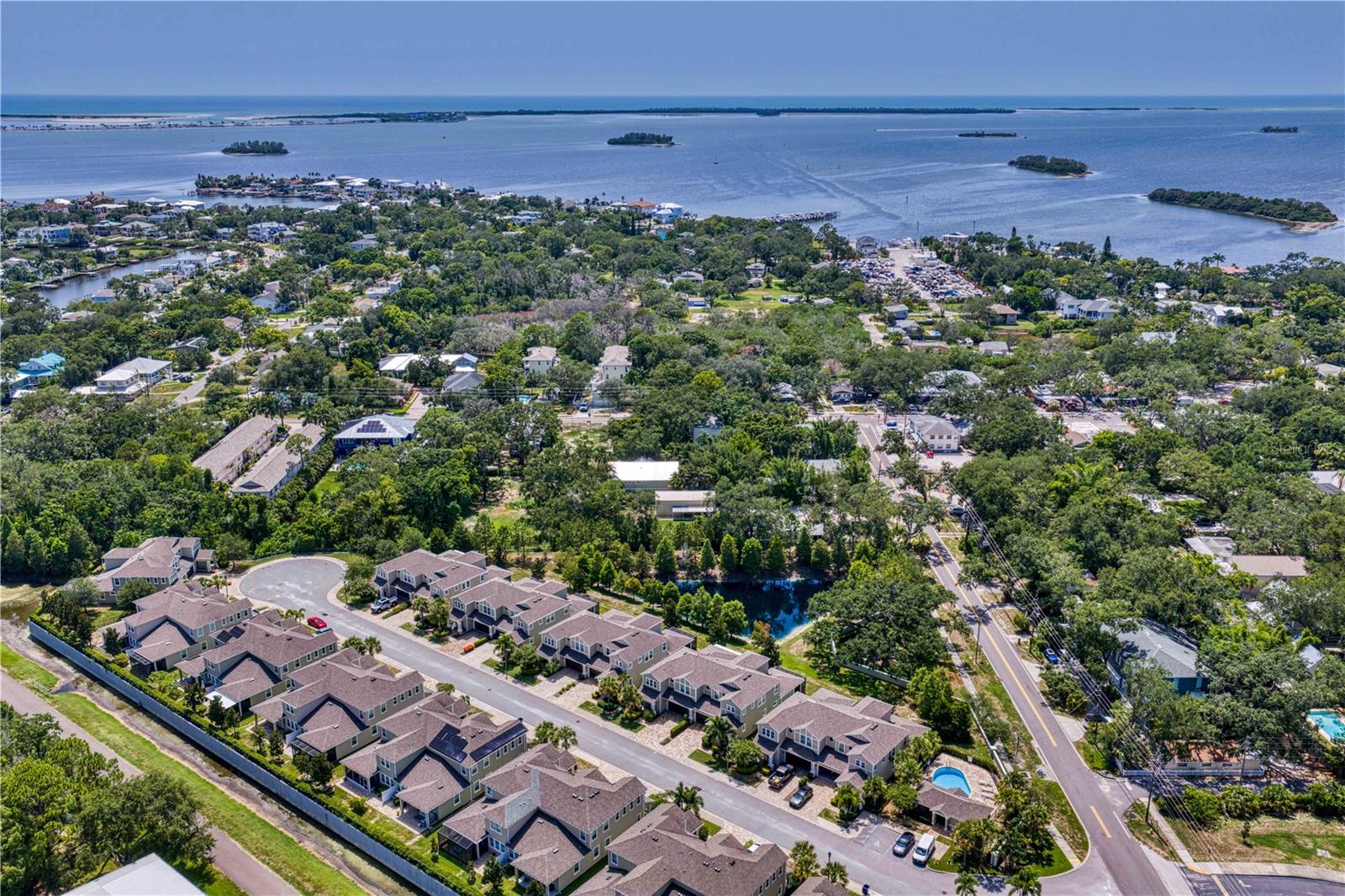 602 Ozona Village Dr, Palm Harbor, FL 34683