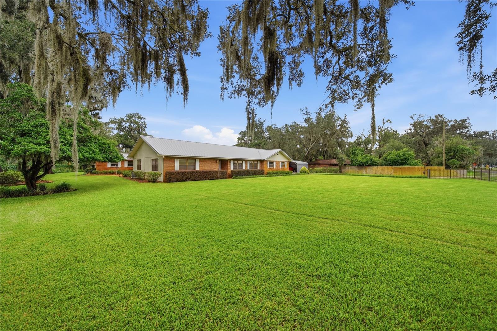 3704 Thonotosassa Rd, Plant City, FL 33565