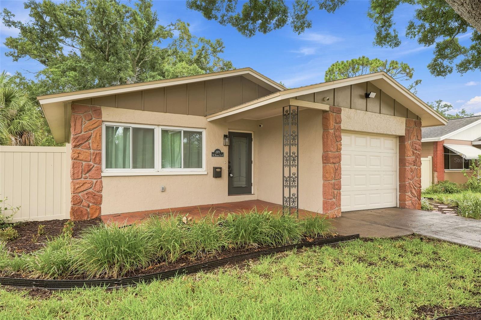 205 SE Monroe Cir N, St Petersburg, FL 33703