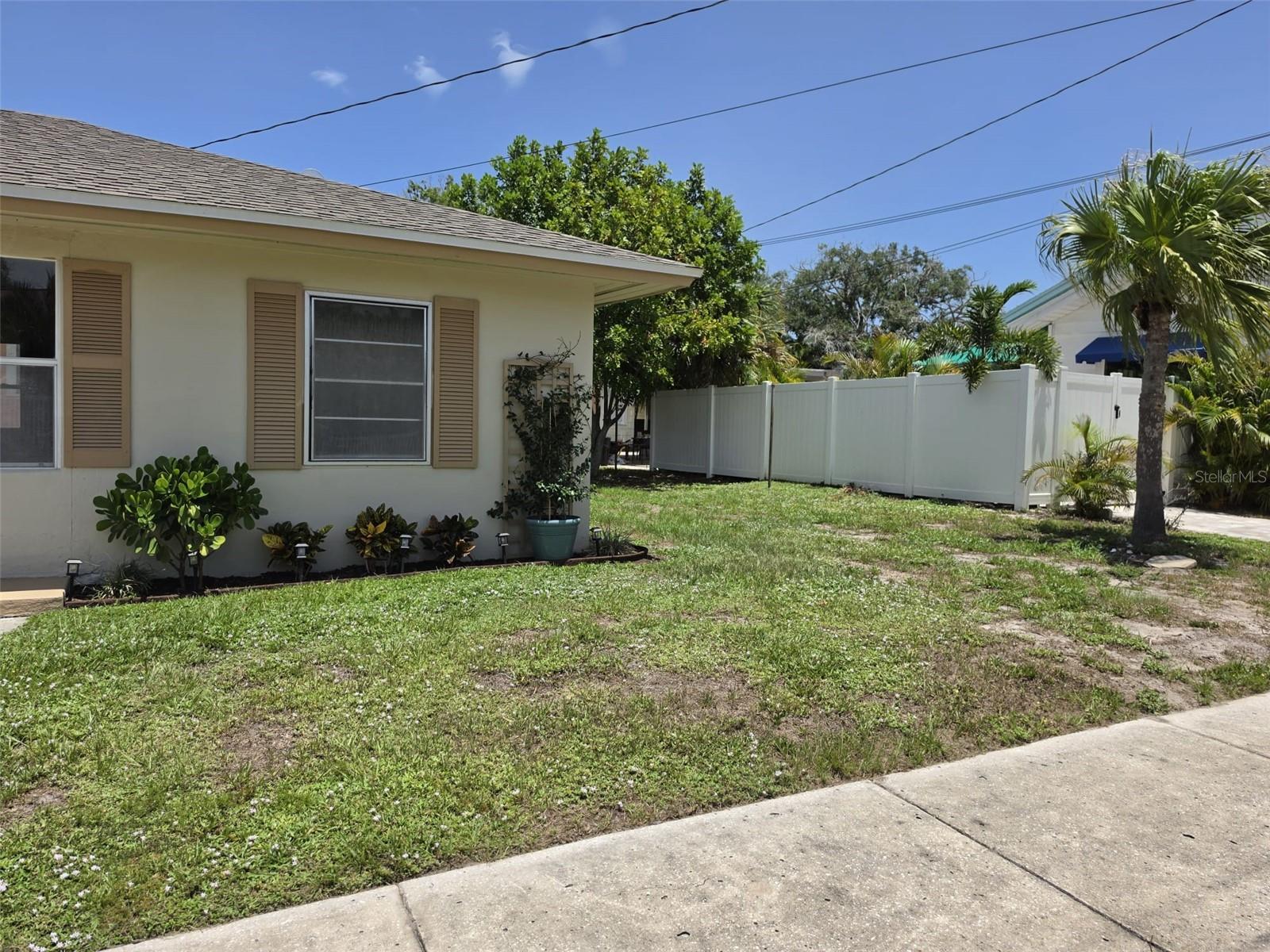 121 Bay St, Tarpon Springs, FL 34689