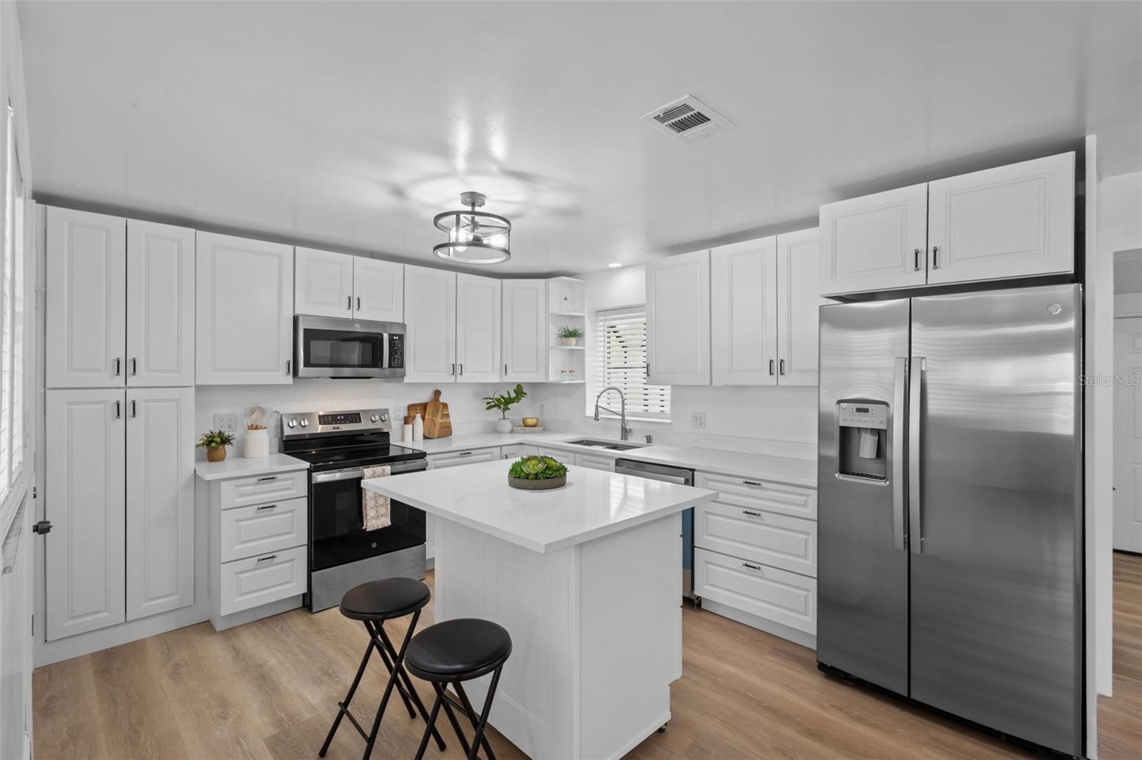 1781 Apache Trl, Clearwater, FL 33755