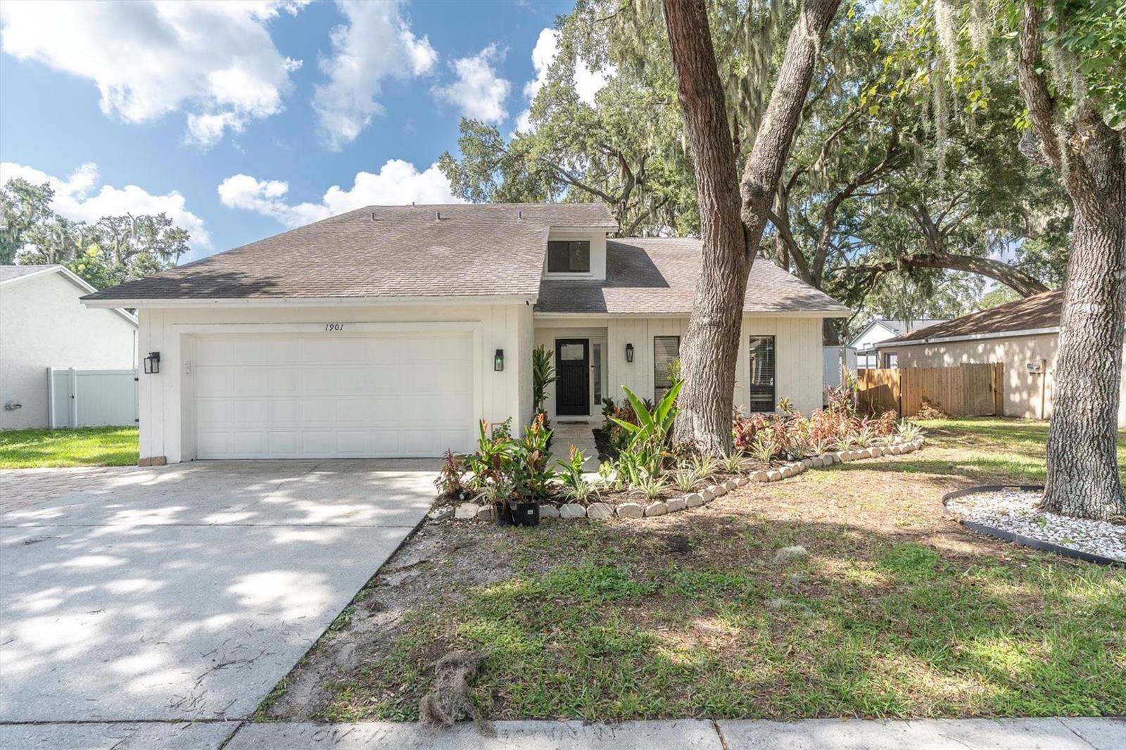 1901 Landside Dr, Valrico, FL 33594