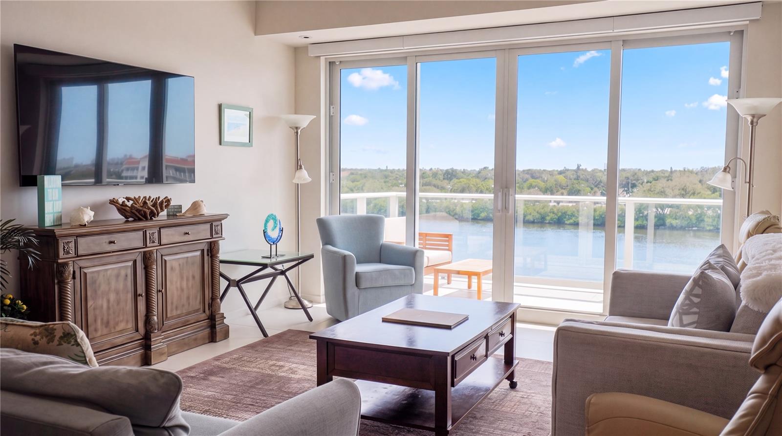 1020 Sunset Point Rd #512, Clearwater, FL 33755