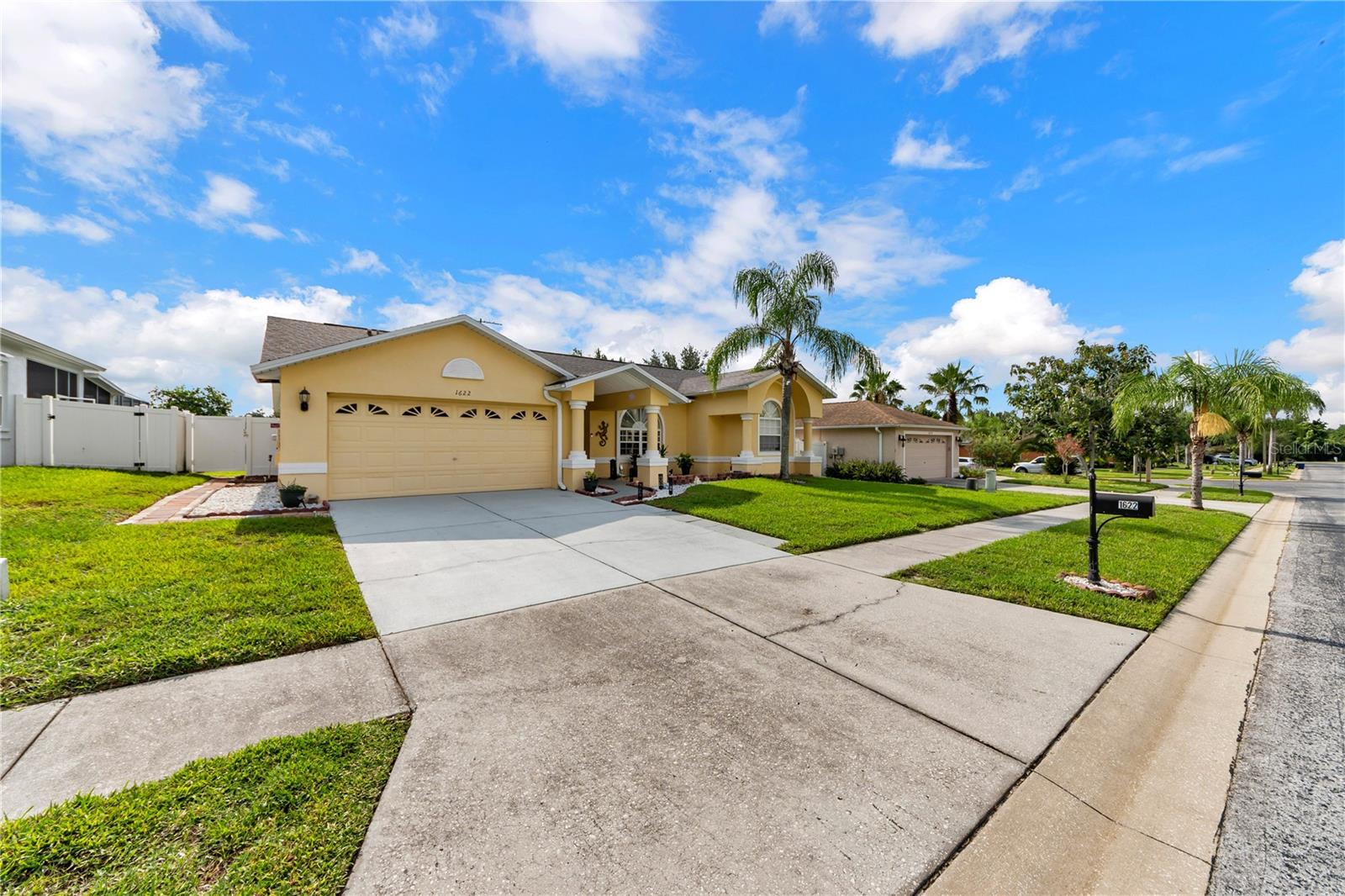 1622 Crazy Horse Dr, Lutz, FL 33548