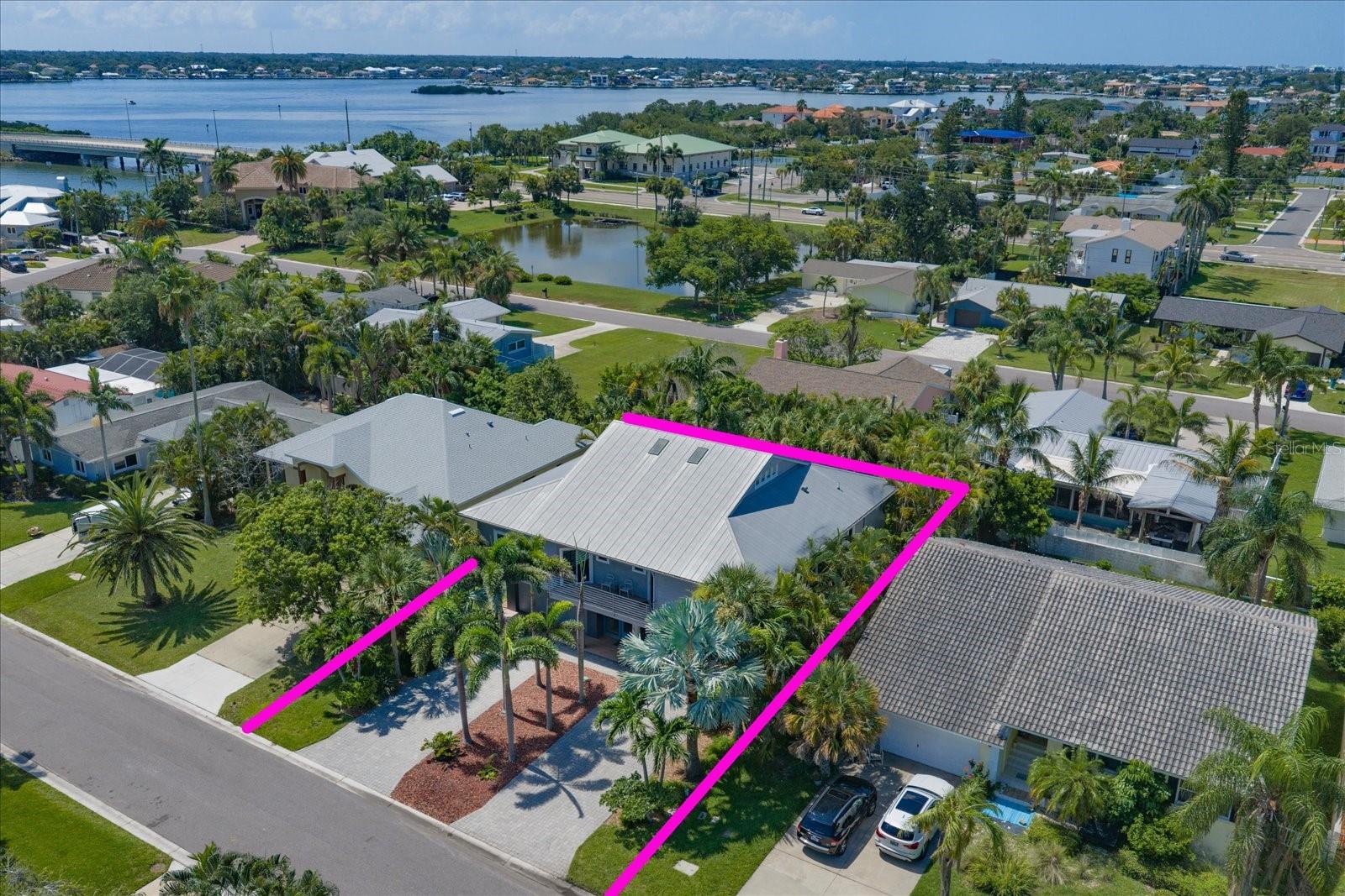 114 13th St, Belleair Beach, FL 33786