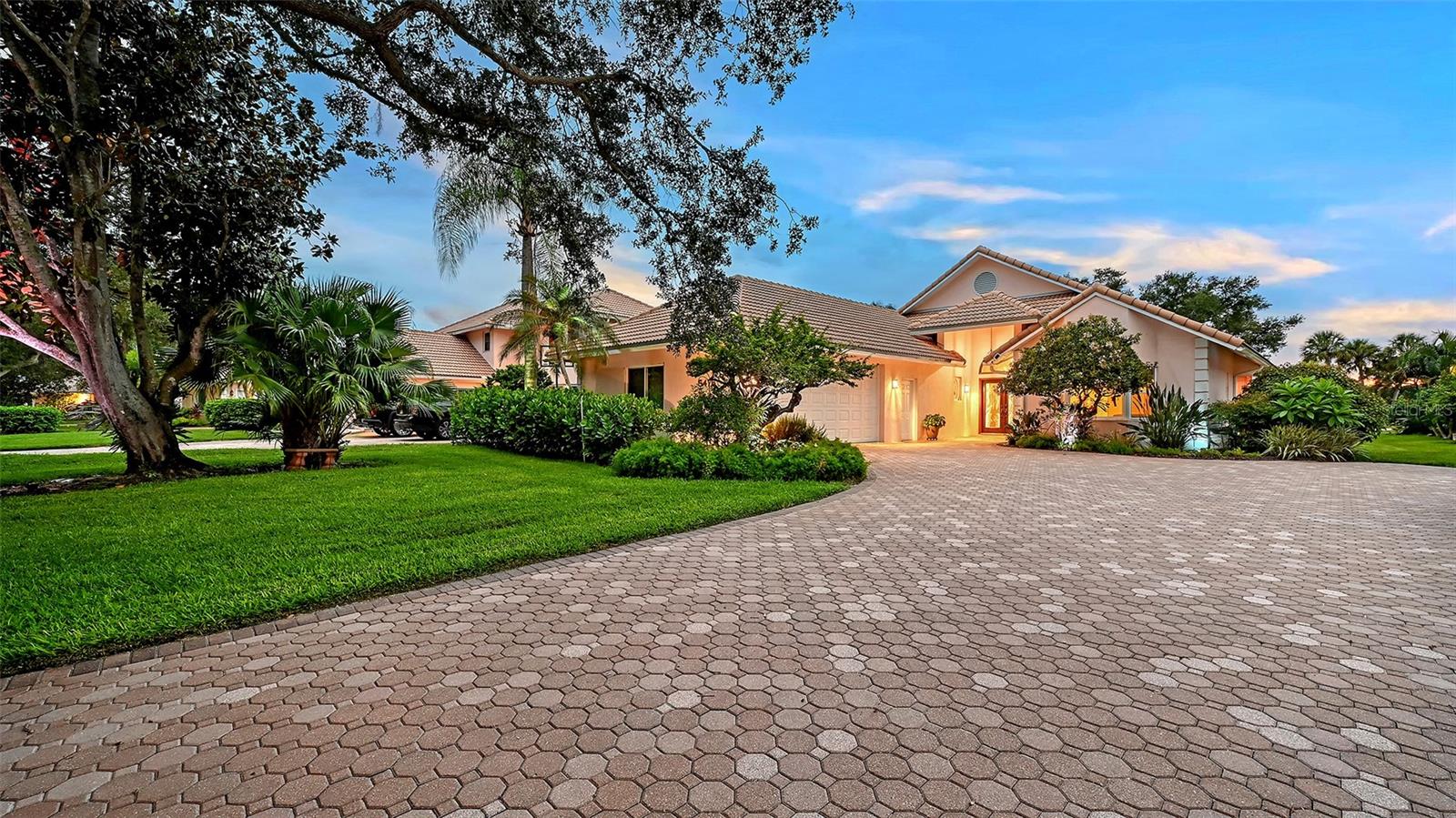 5476 Golf Pointe Dr, Sarasota, FL 34243