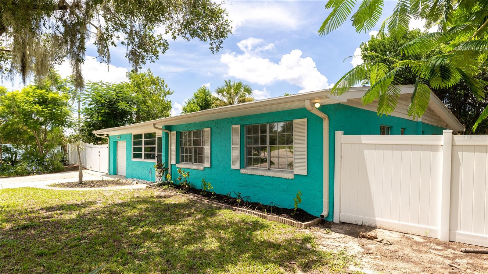 5328 Rainbow Dr, Temple Terrace, FL 33617