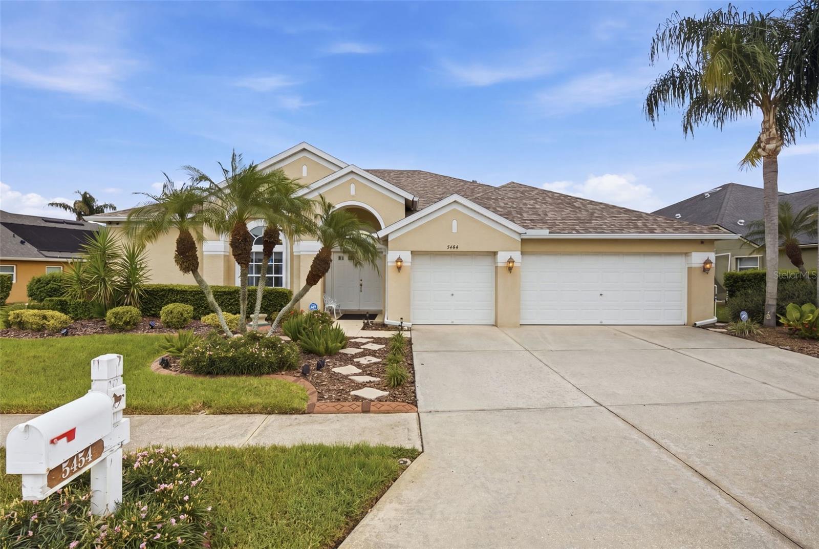 5454 Spectacular Bid Dr, Wesley Chapel, FL 33544