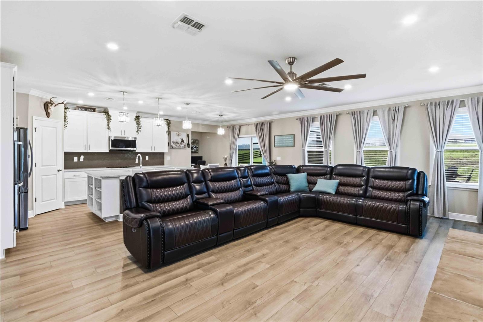 10007 Dolphin Gull Cir, Thonotosassa, FL 33592