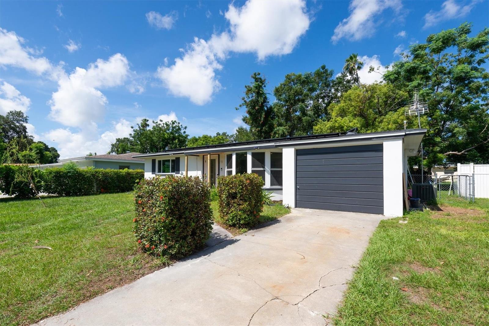 1516 Country Ln W, Clearwater, FL 33759