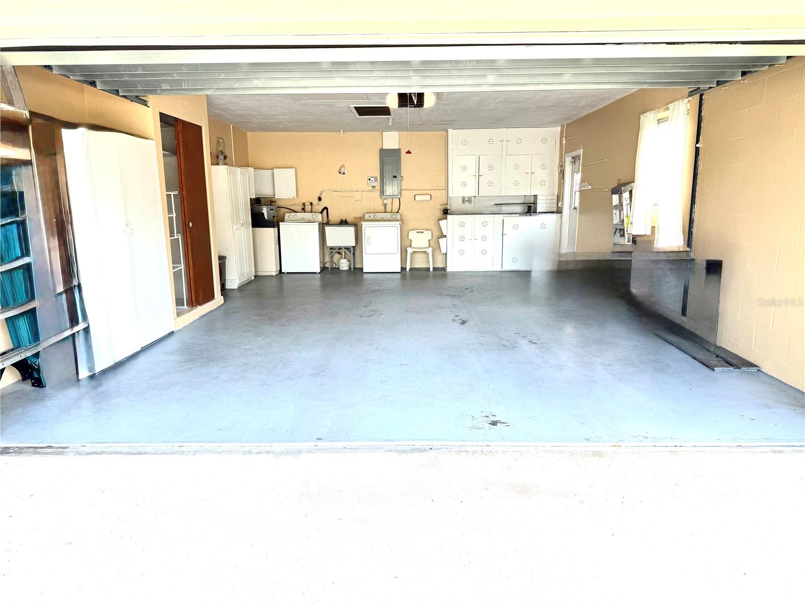 8927 Lakewood Dr, Seminole, FL 33772