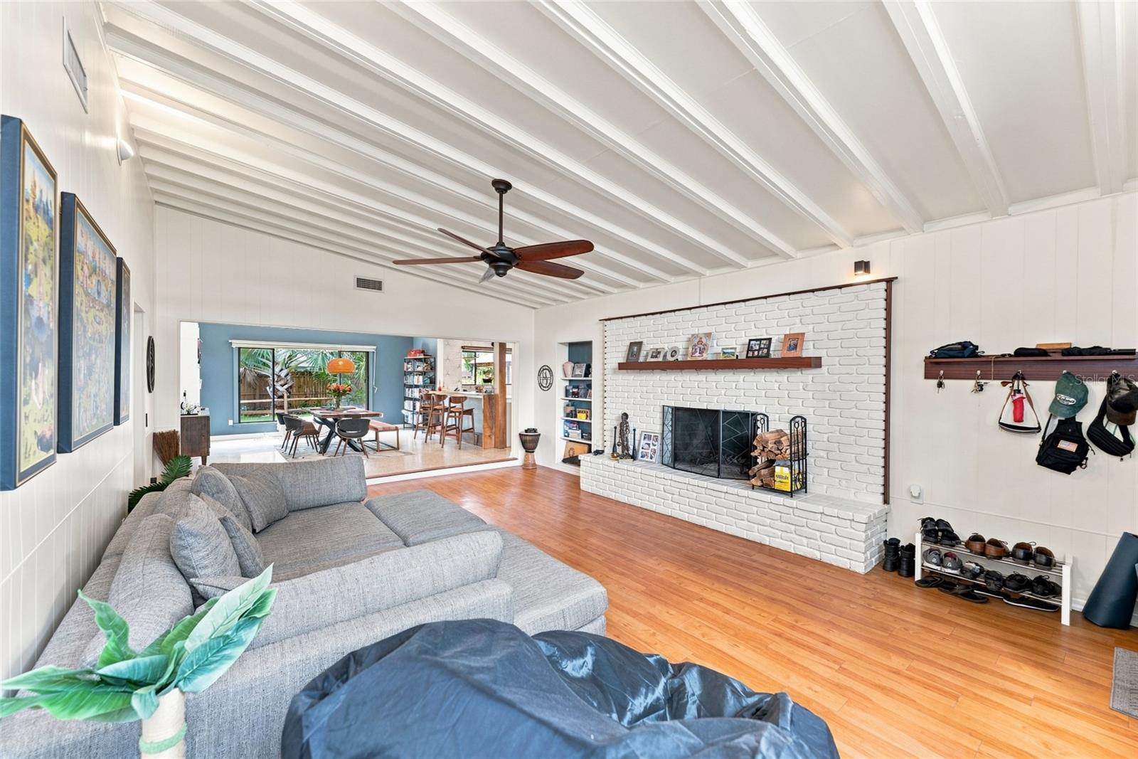 809 E River Dr, Temple Terrace, FL 33617