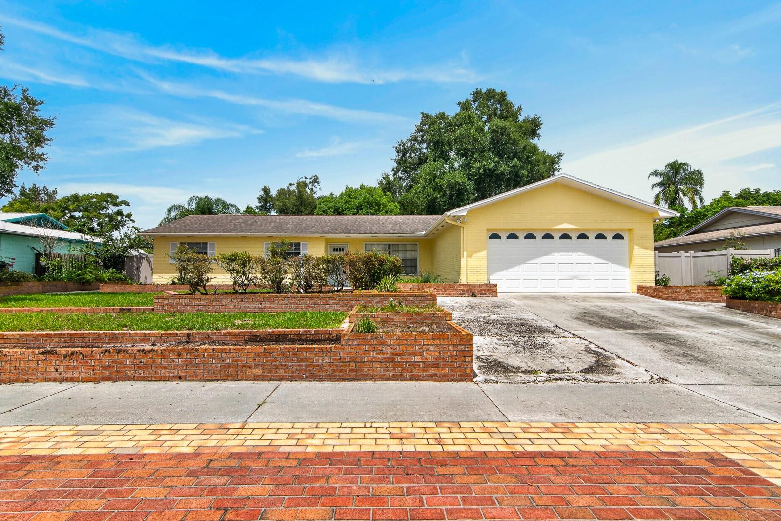 3832 Parkside Dr, Valrico, FL 33594