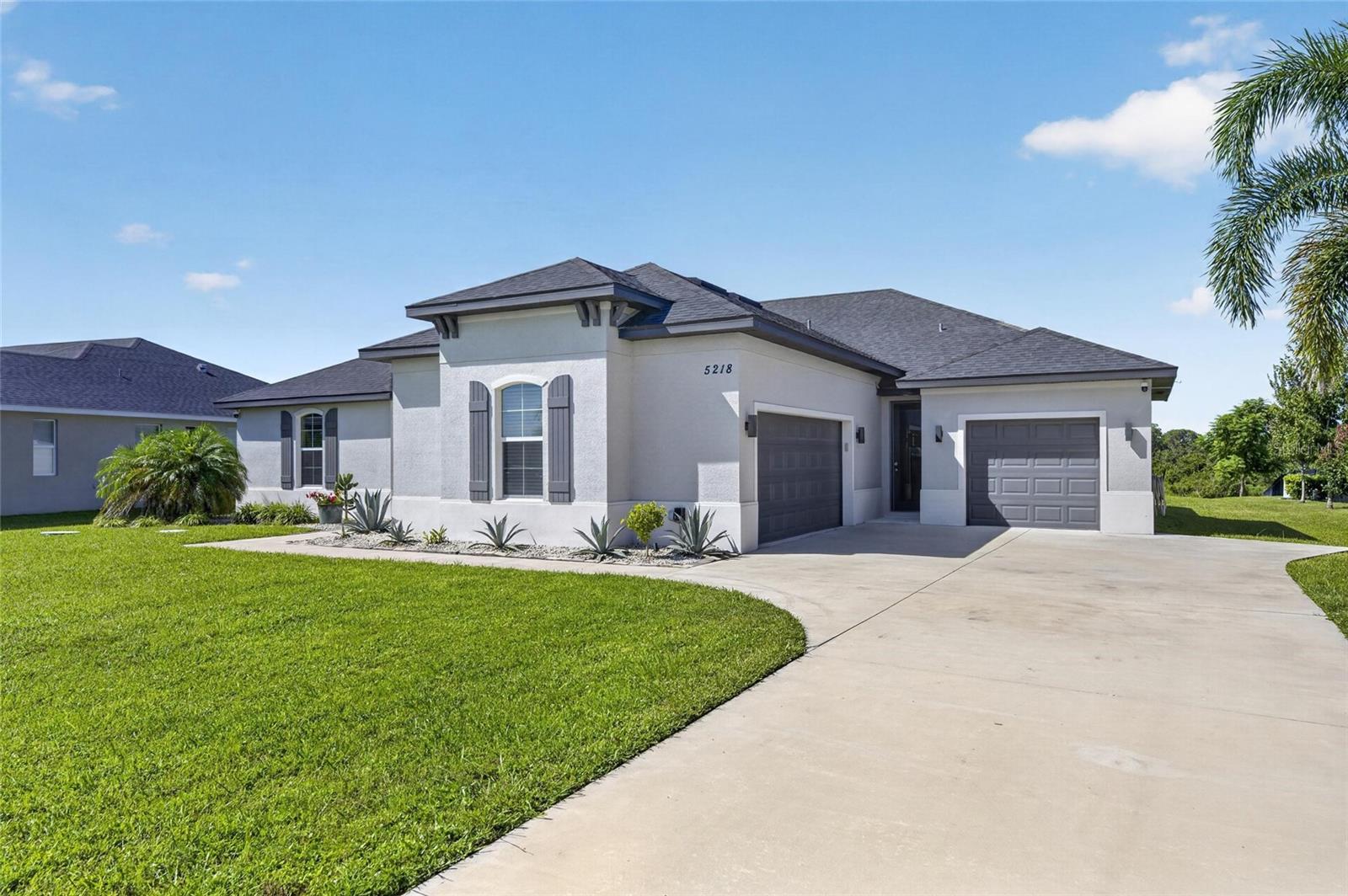 5218 Lake Venice Dr, Wimauma, FL 33598
