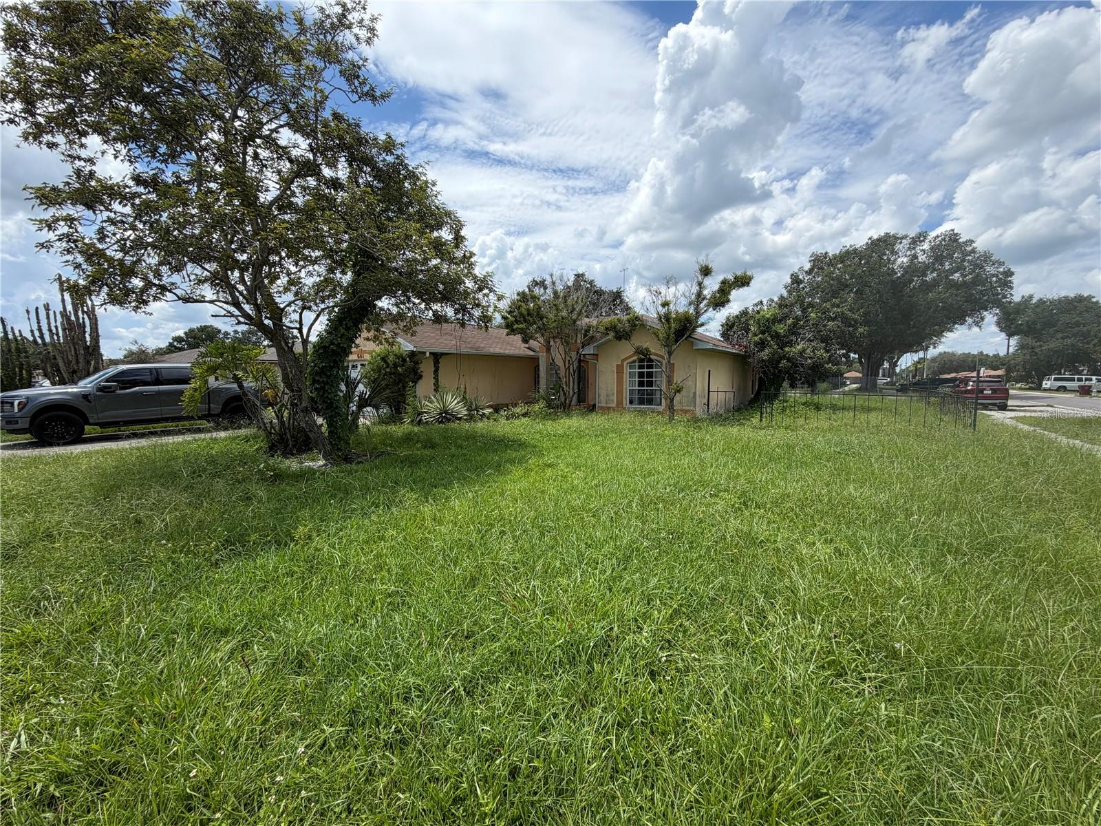 601 Wiggins Ct, Plant City, FL 33563