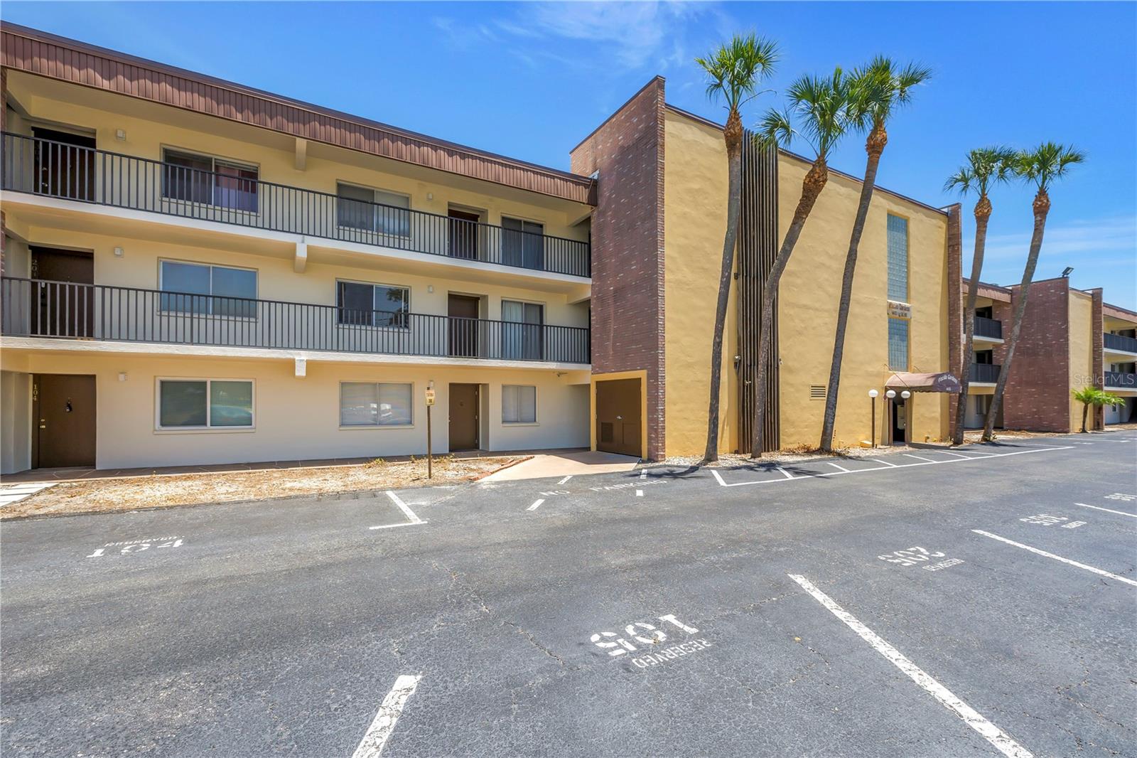 4435 1st St NE #305, St Petersburg, FL 33703