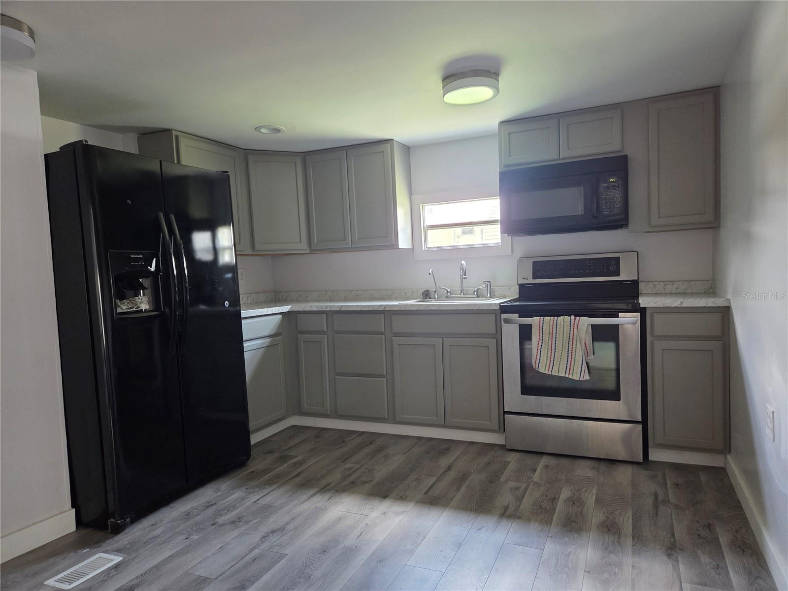 6240 Connecticut St, Zephyrhills, FL 33542