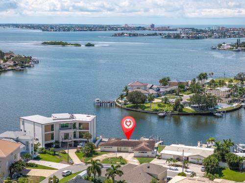 6505 Debbie Ln S, St Petersburg, FL 33707