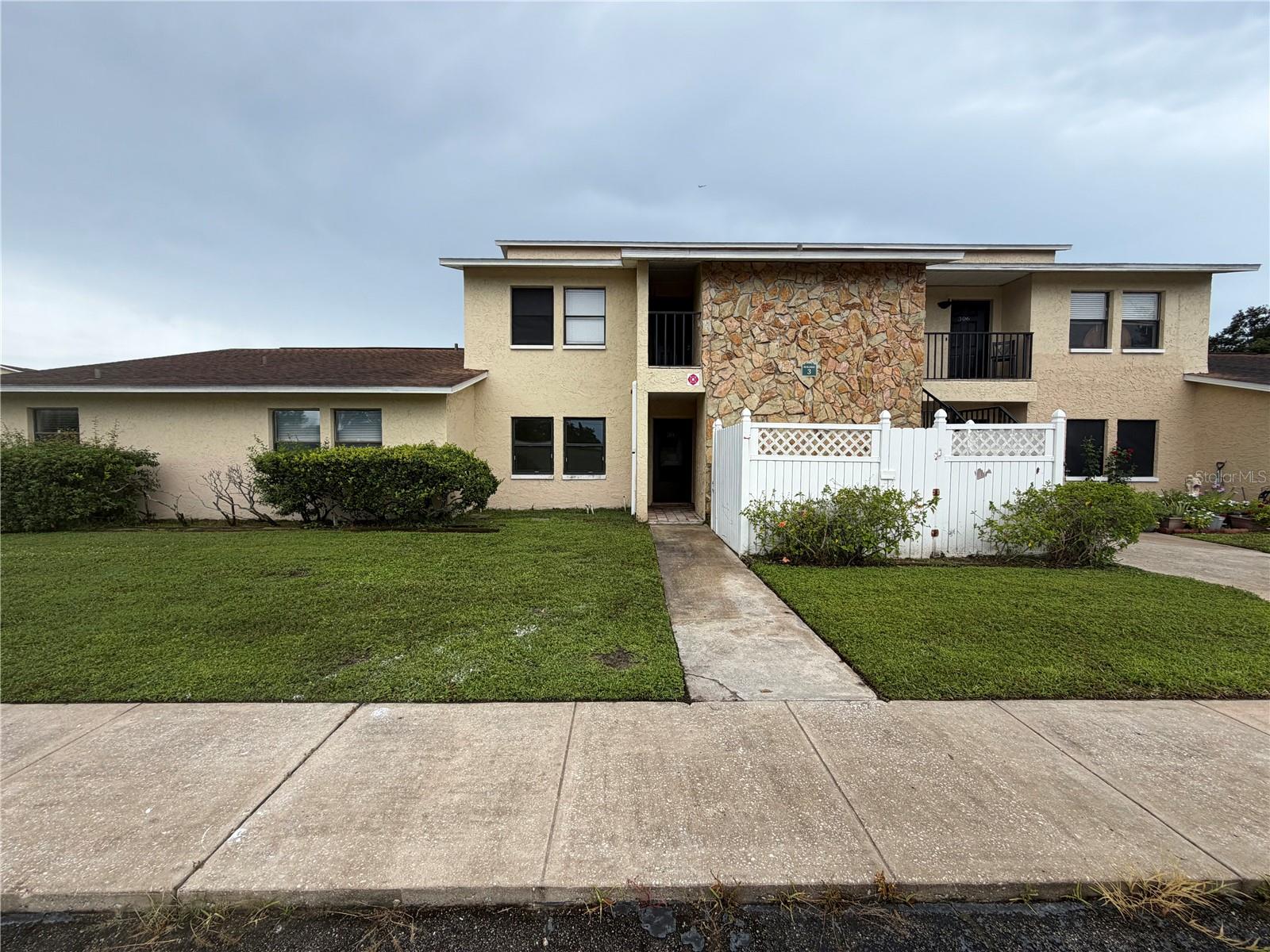 6301 58th St N #302, Pinellas Park, FL 33781