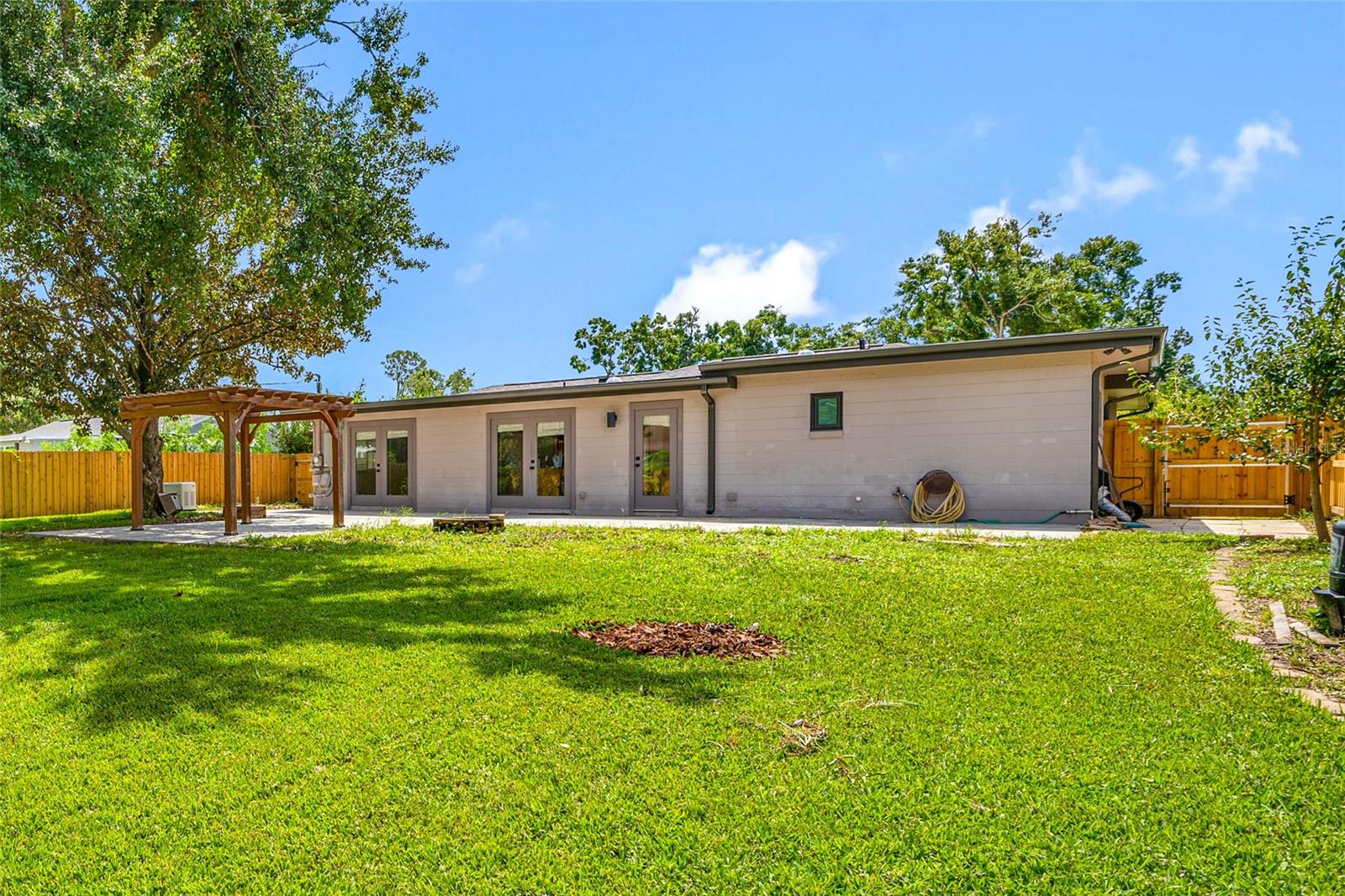 2121 W Farwell Dr, Tampa, FL 33603