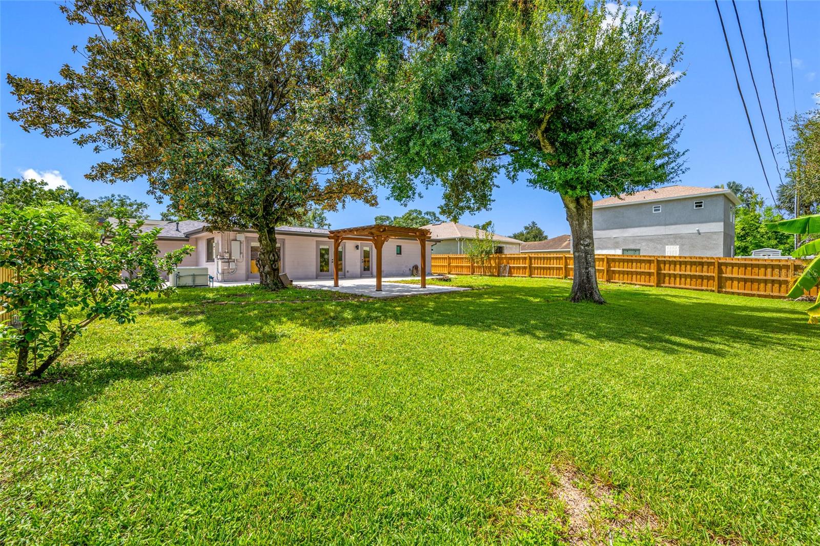 2121 W Farwell Dr, Tampa, FL 33603