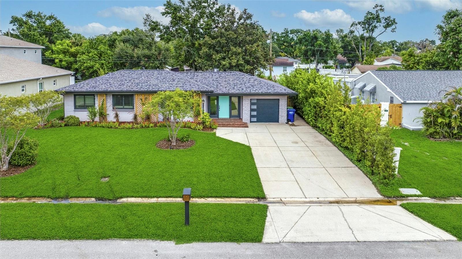2121 W Farwell Dr, Tampa, FL 33603