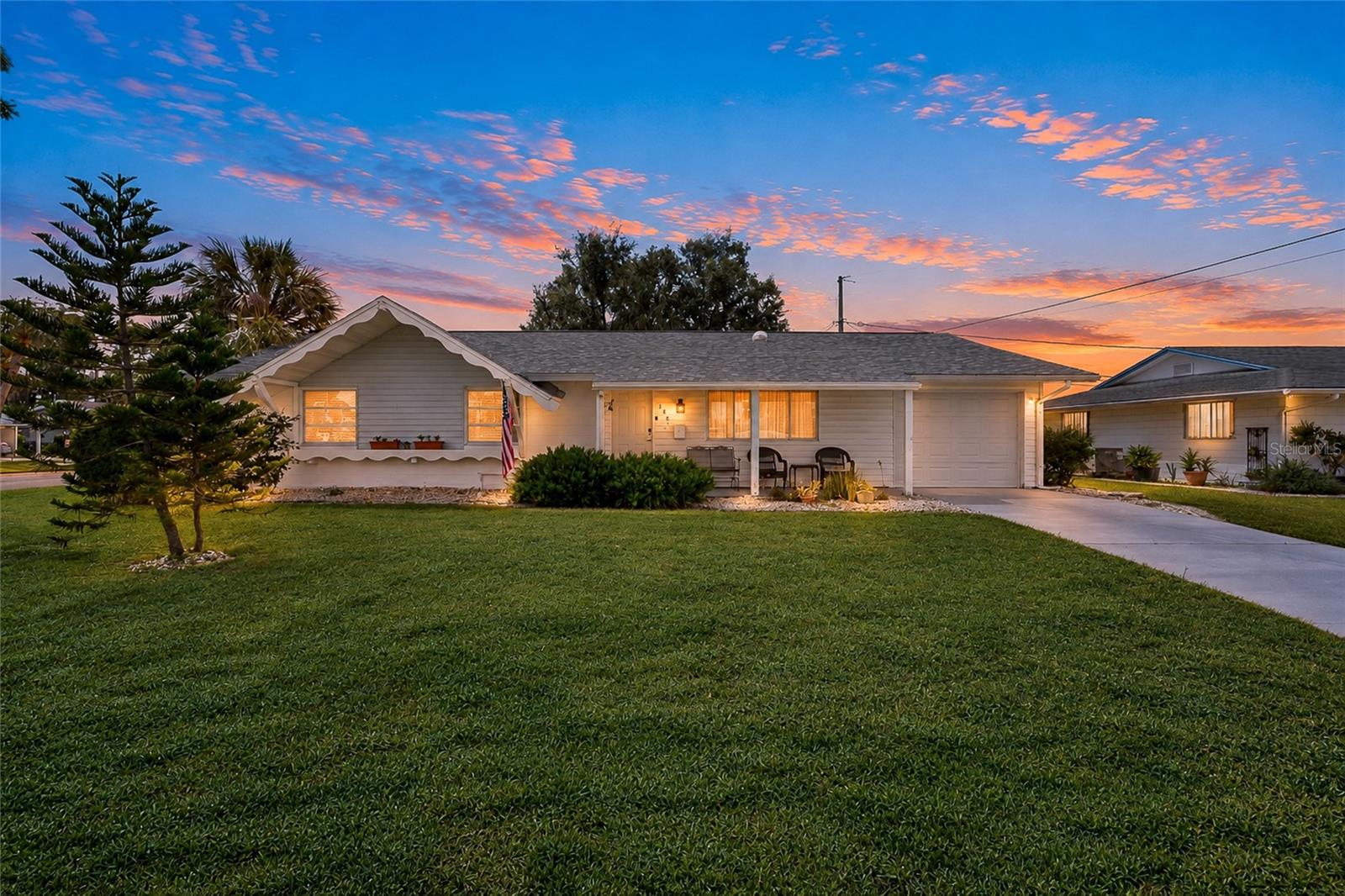 702 Thunderbird Ave, Sun City Center, FL 33573