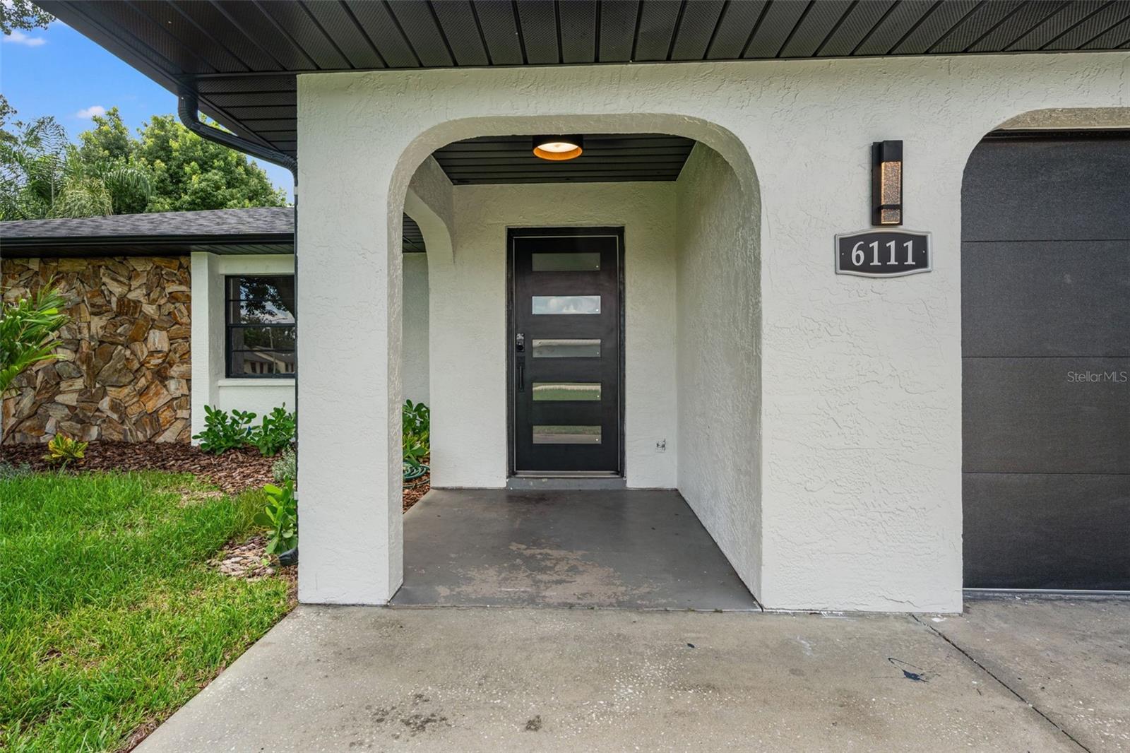 6111 18th St, Zephyrhills, FL 33542