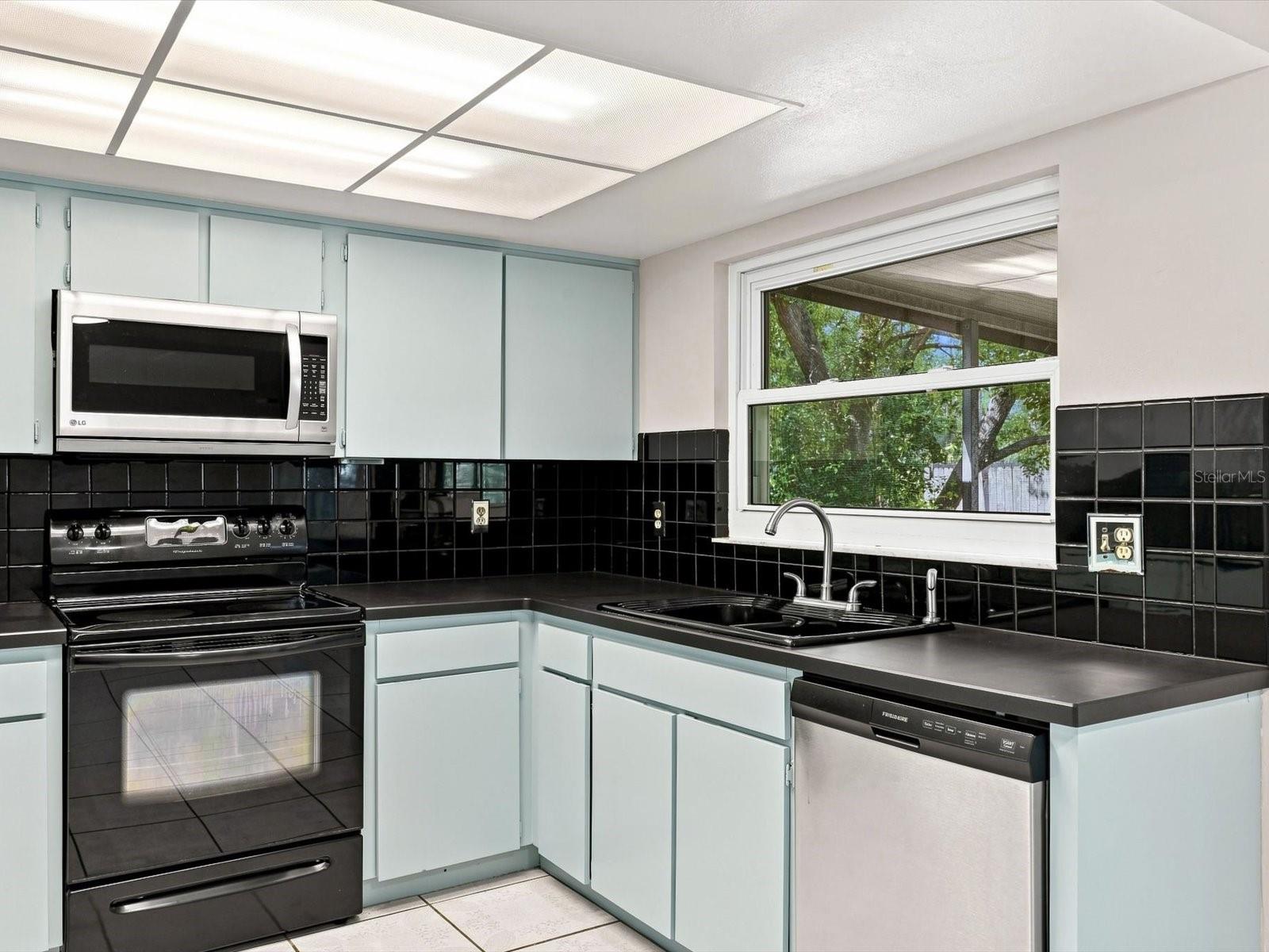 6002 Firefly Ln, Apollo Beach, FL 33572