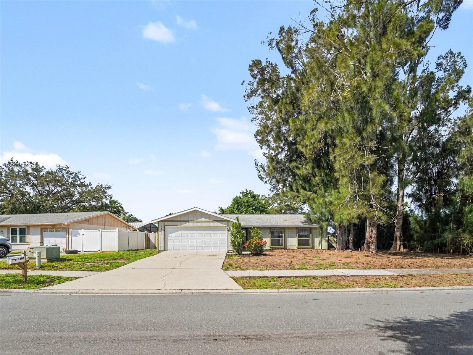 6607 36th Avenue Dr W, Bradenton, FL 34209