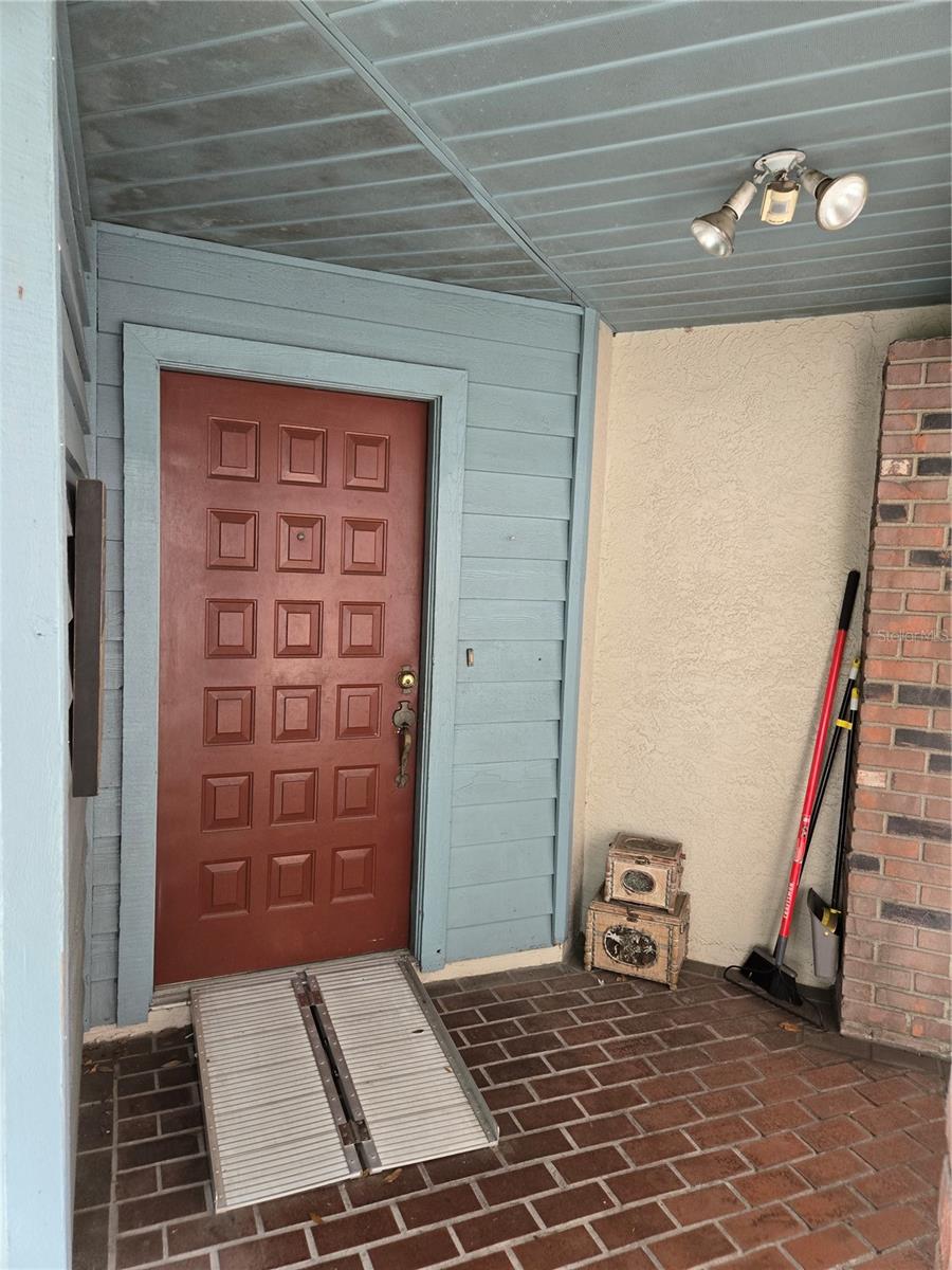 8008 La Serena Dr, Tampa, FL 33614