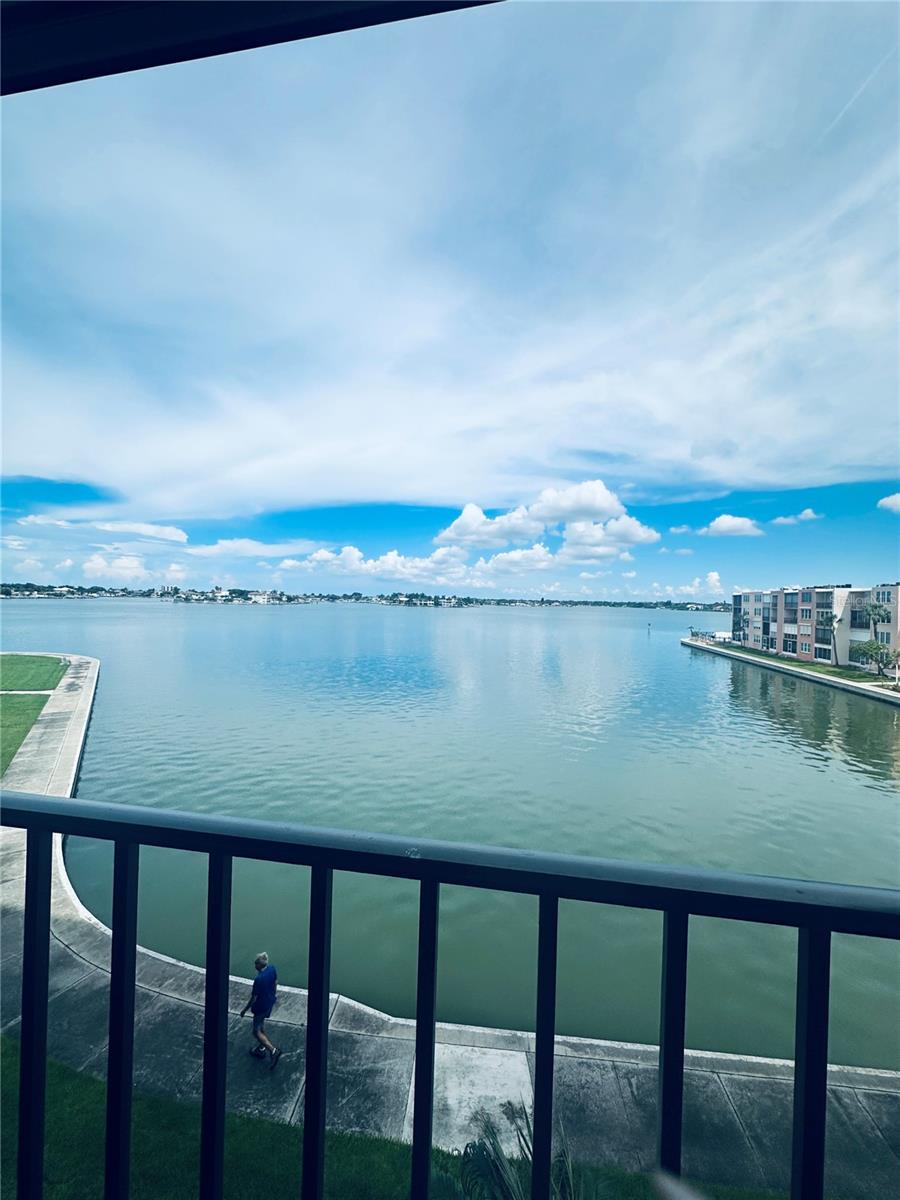 7700 Sun Island Dr S #304, South Pasadena, FL 33707