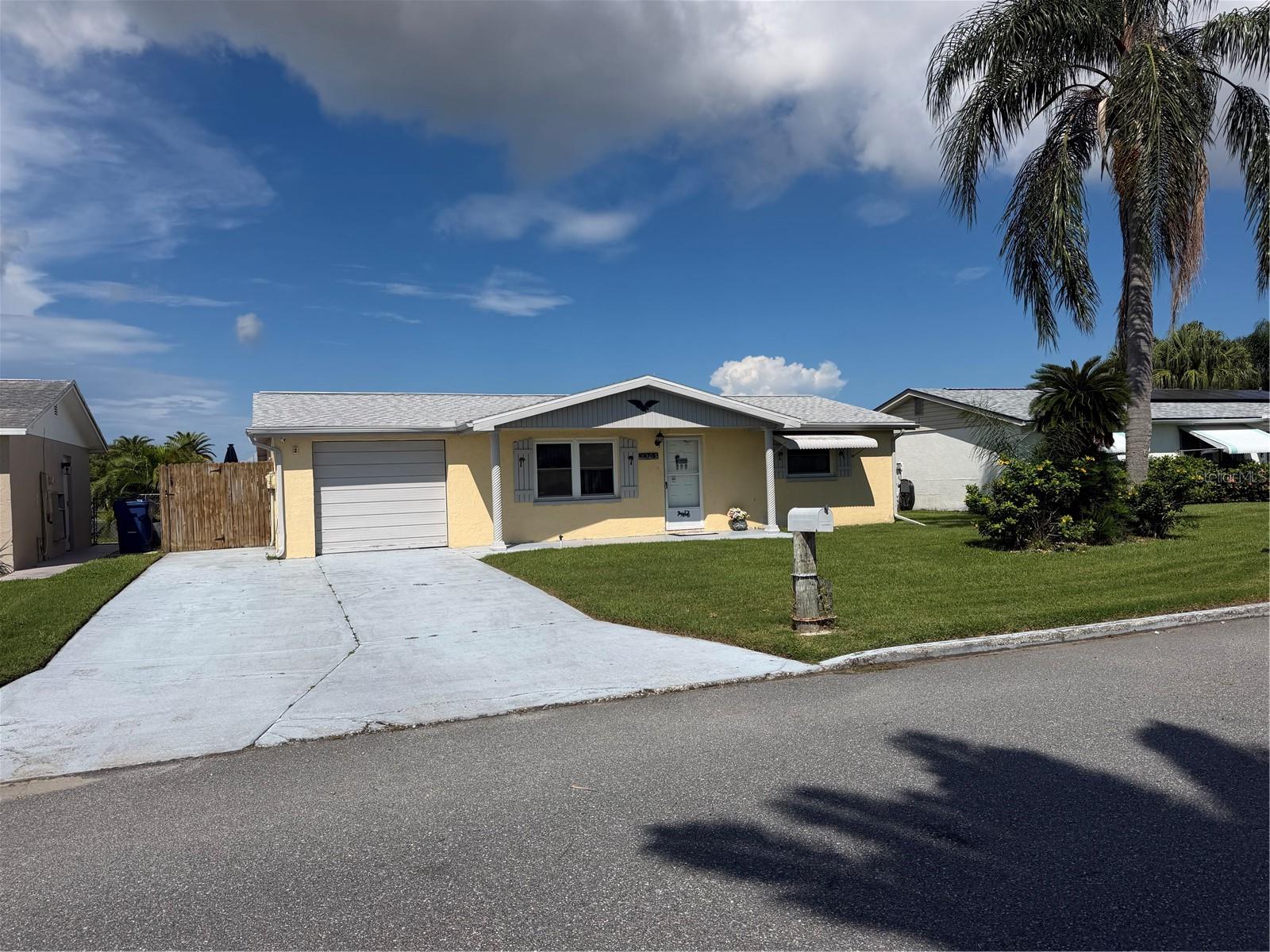 2203 Riomar Dr, Holiday, FL 34691
