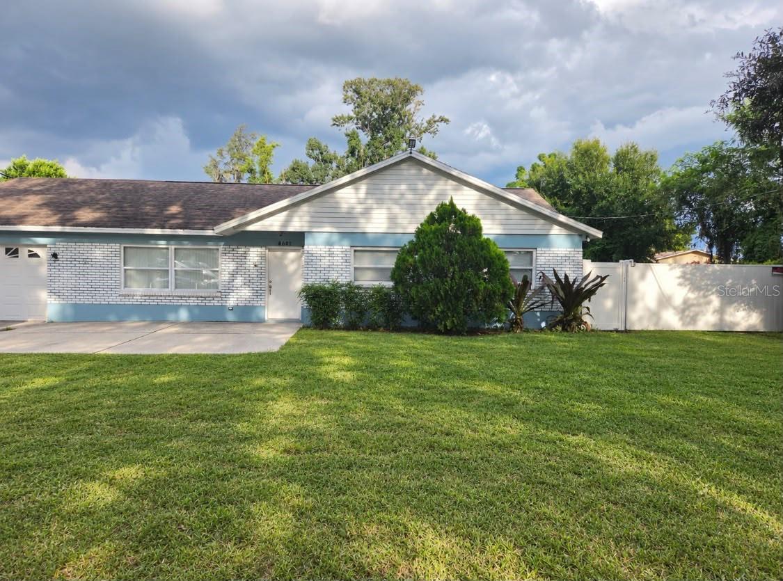 8601 Twin Lakes Blvd, Tampa, FL 33614