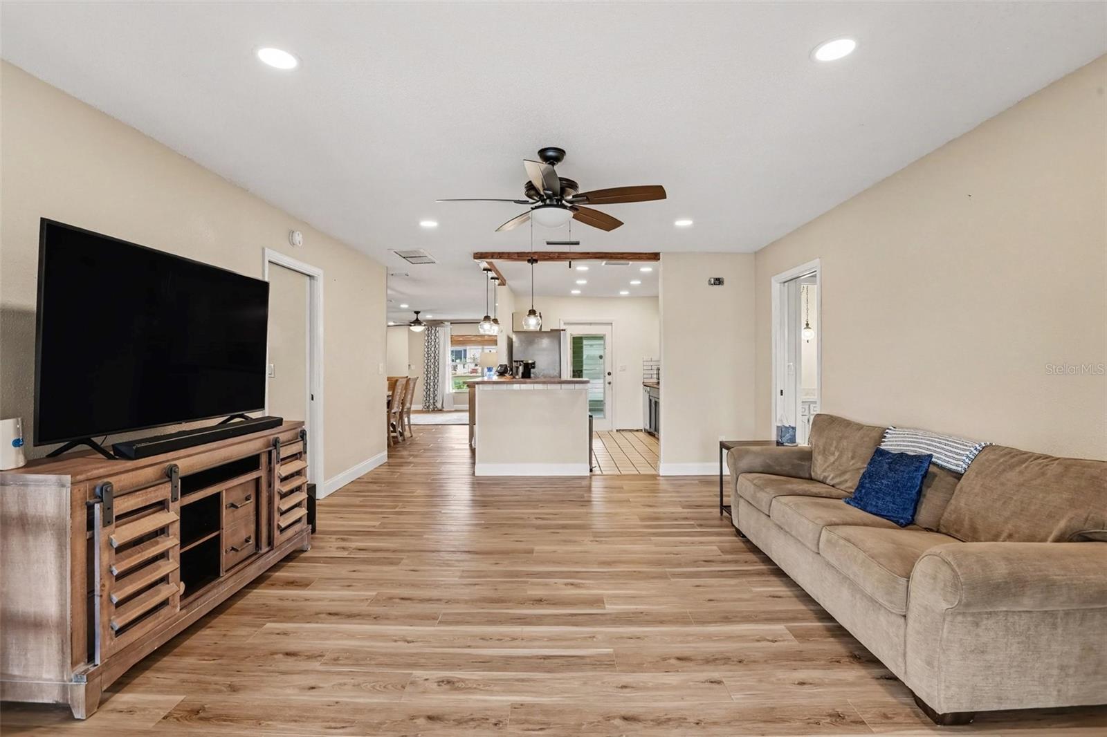 385 Club Manor Dr, Sun City Center, FL 33573