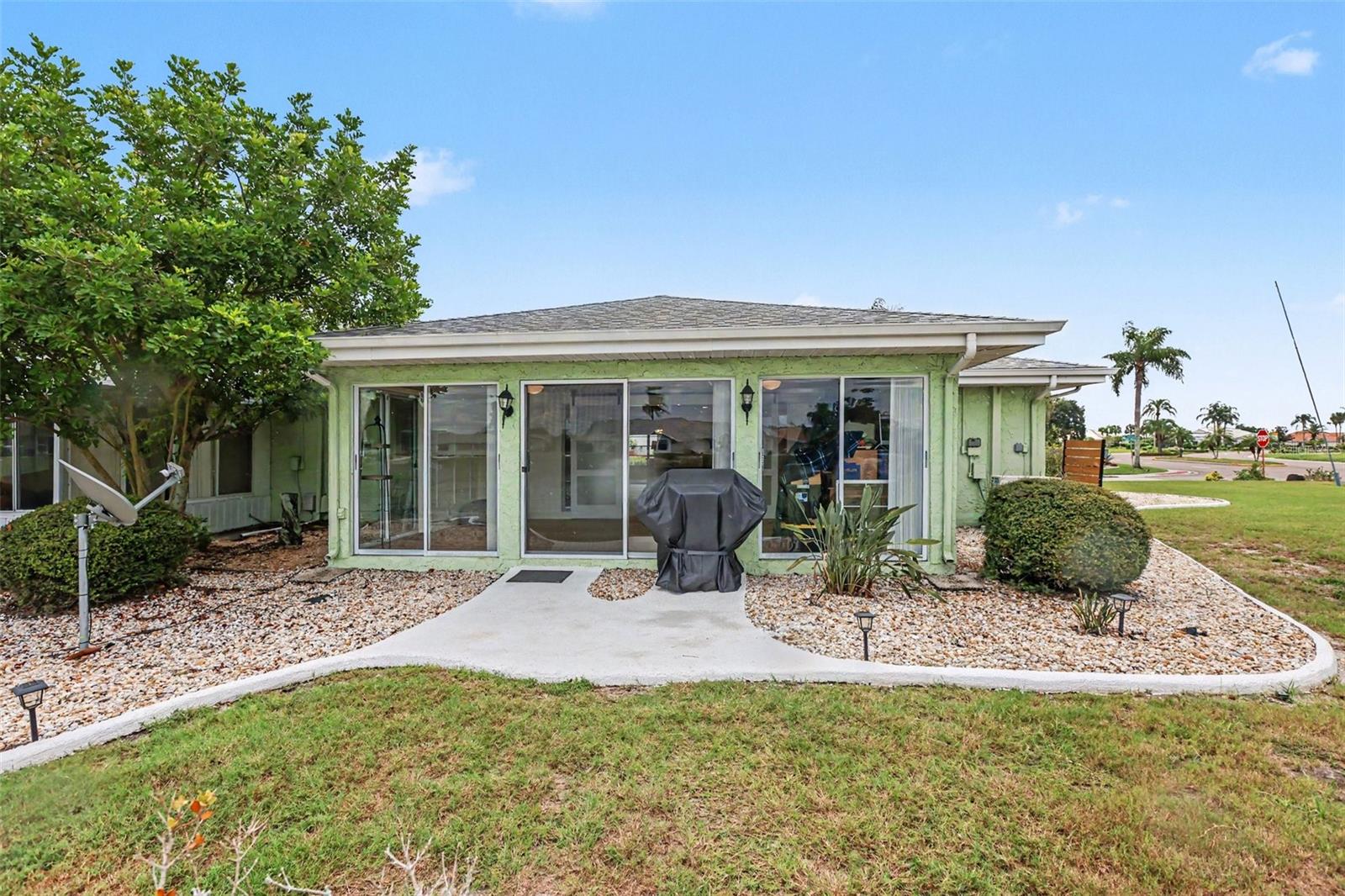 385 Club Manor Dr, Sun City Center, FL 33573