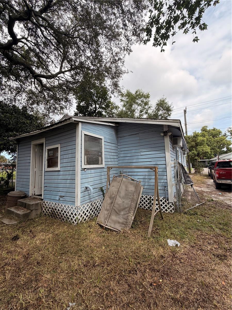 2907 E Lake Ave, Tampa, FL 33610