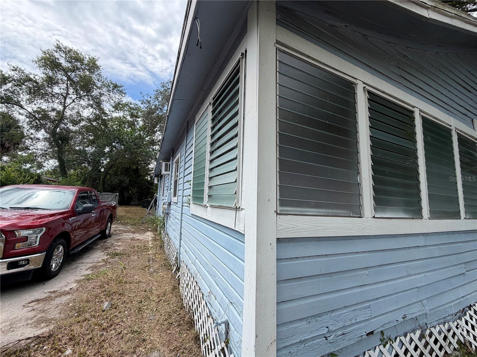 2907 E Lake Ave, Tampa, FL 33610