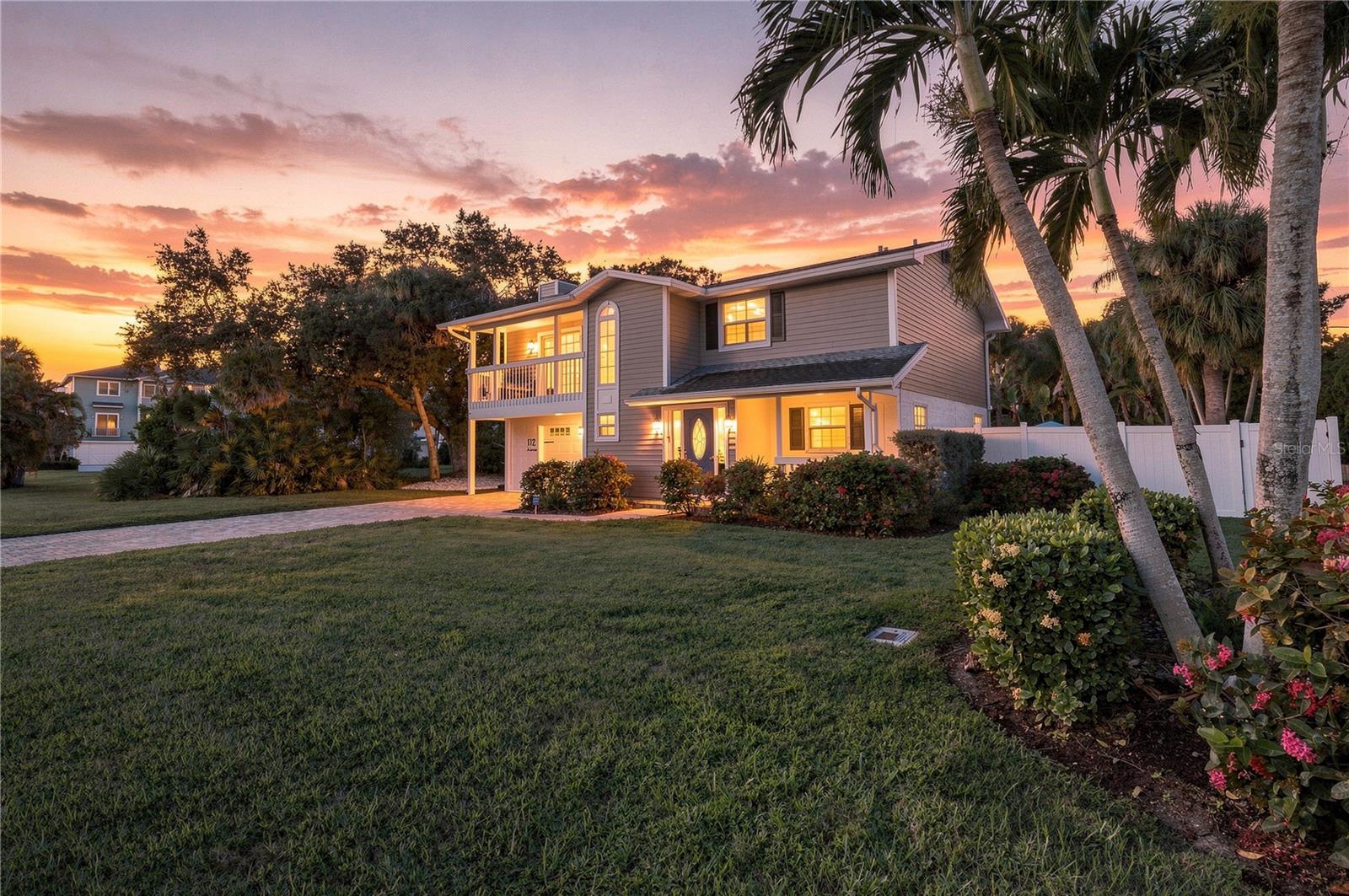 112 6th St, Belleair Beach, FL 33786
