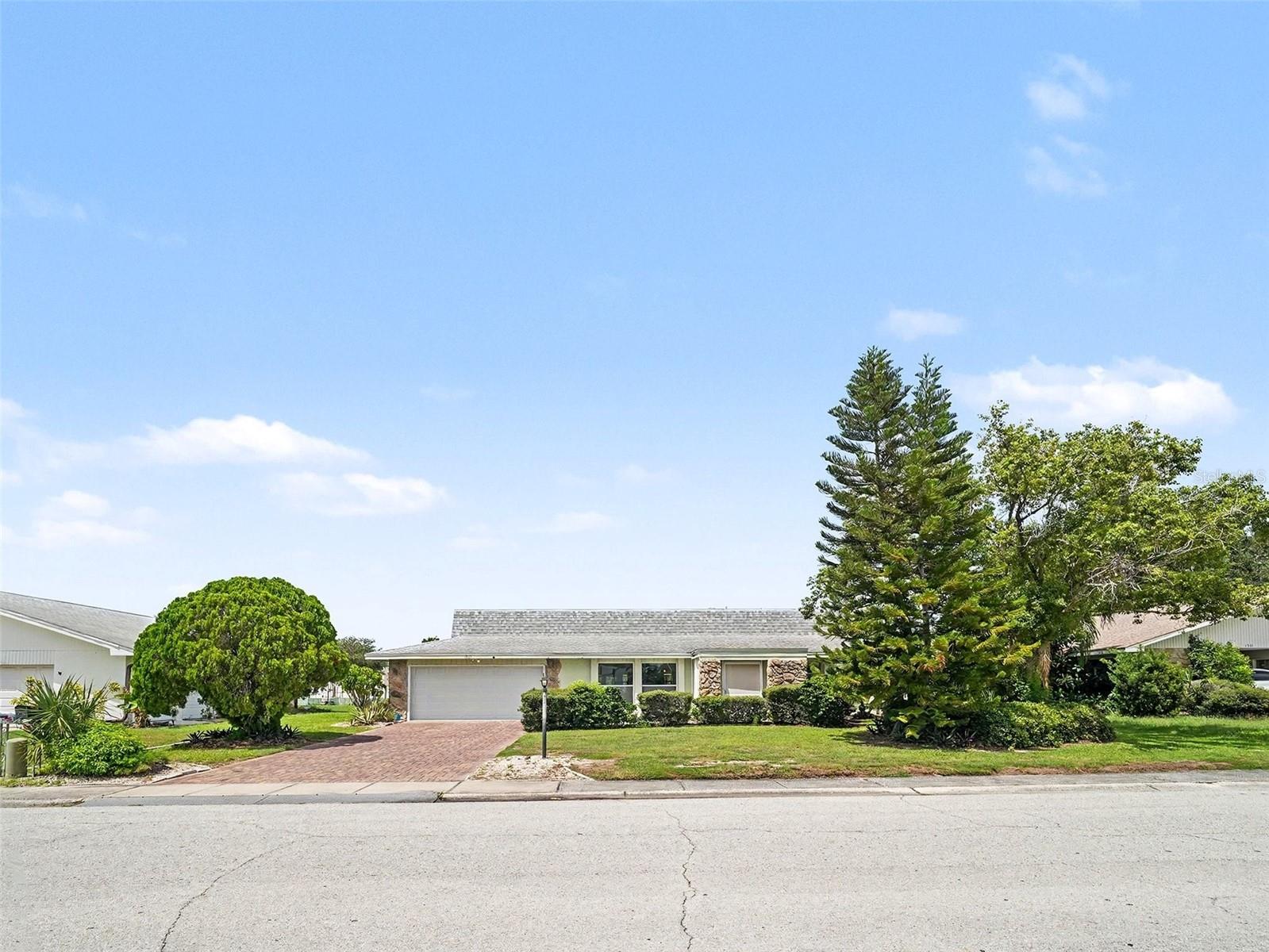 1513 New Bedford Dr, Sun City Center, FL 33573
