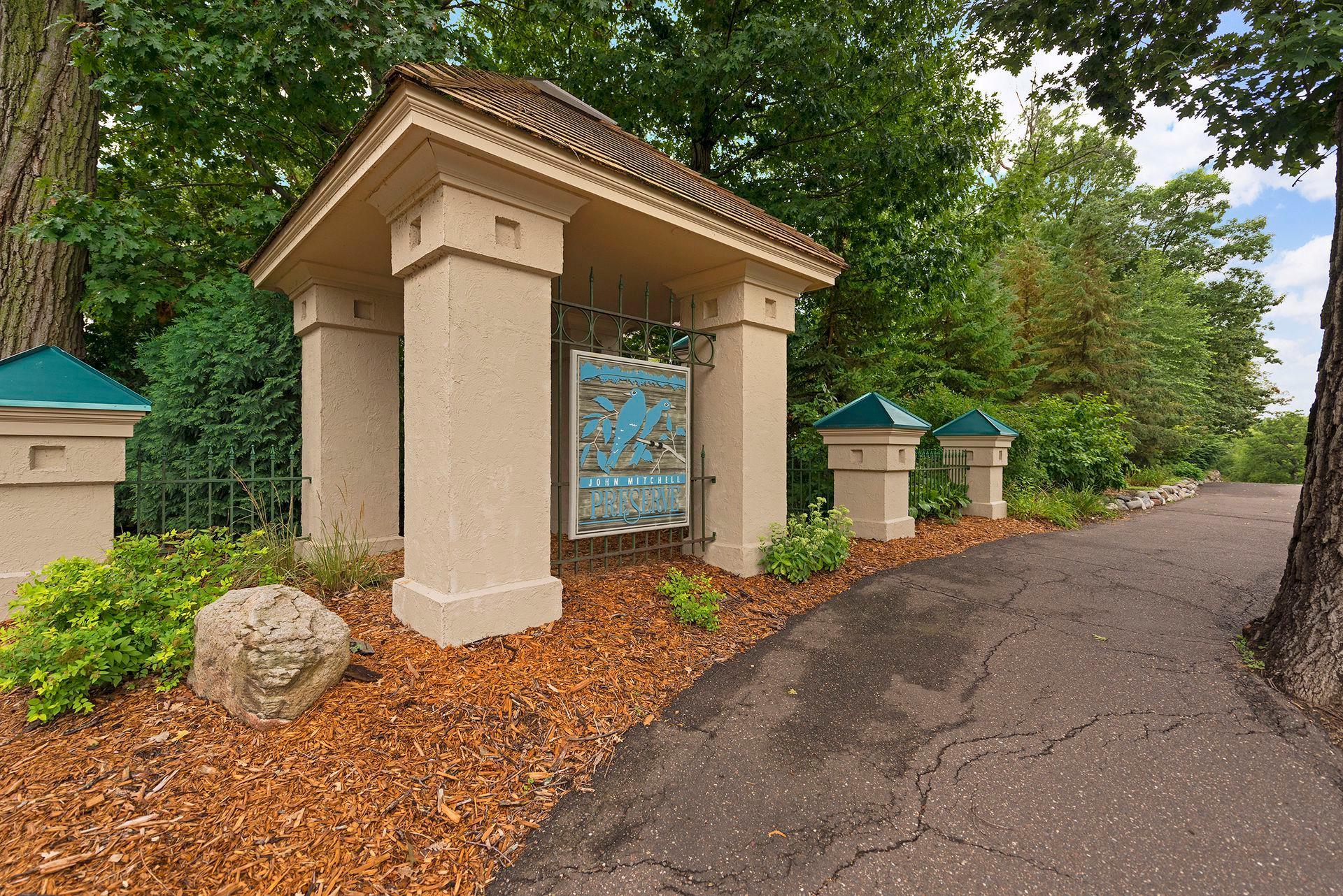 26 Summit Farm Ln, Gem Lake, MN 55110
