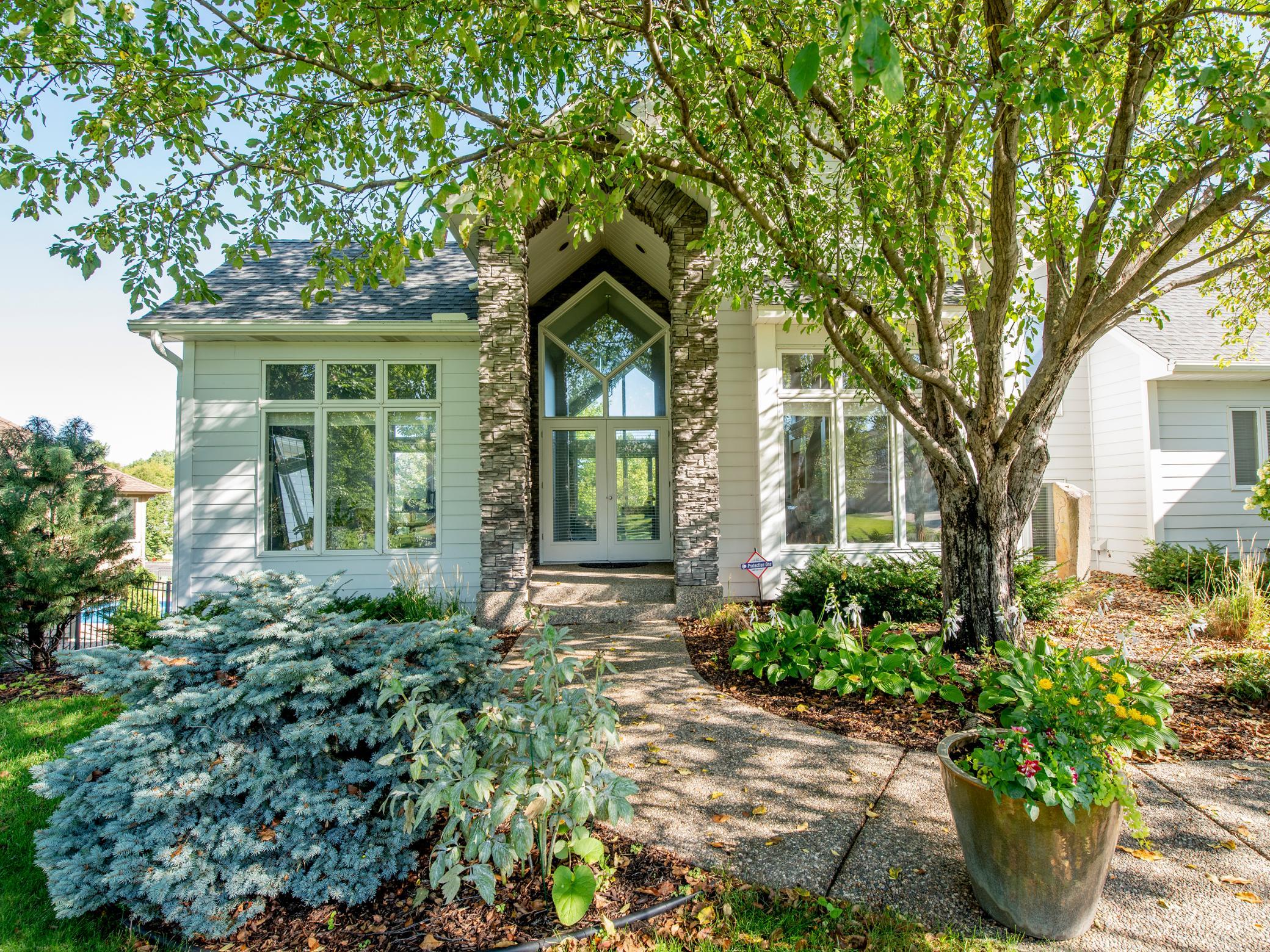 900 Douglas Rd, West Saint Paul, MN 55118