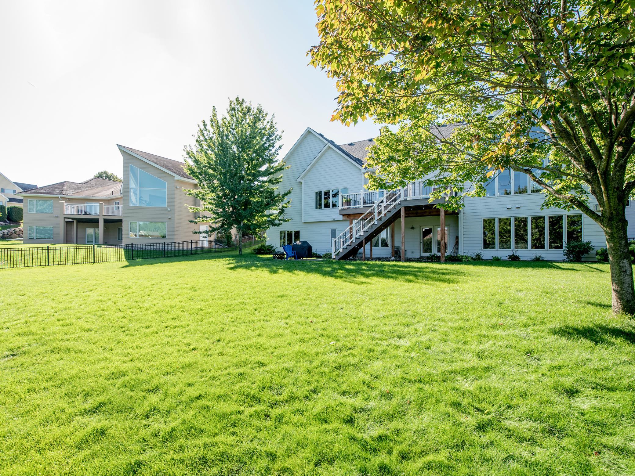 900 Douglas Rd, West Saint Paul, MN 55118
