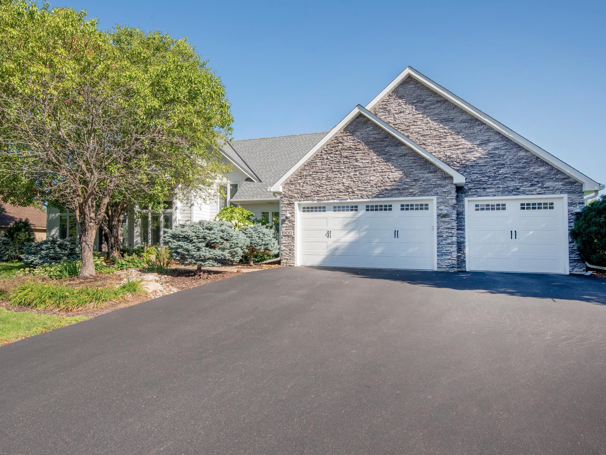 900 Douglas Rd, West Saint Paul, MN 55118
