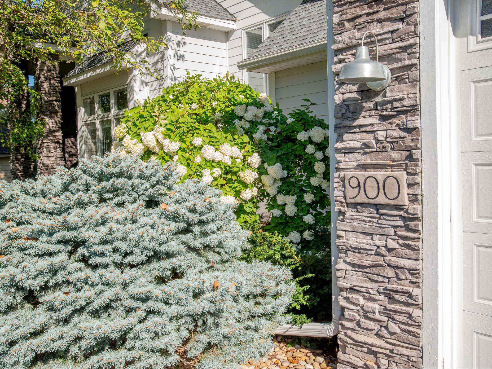 900 Douglas Rd, West Saint Paul, MN 55118