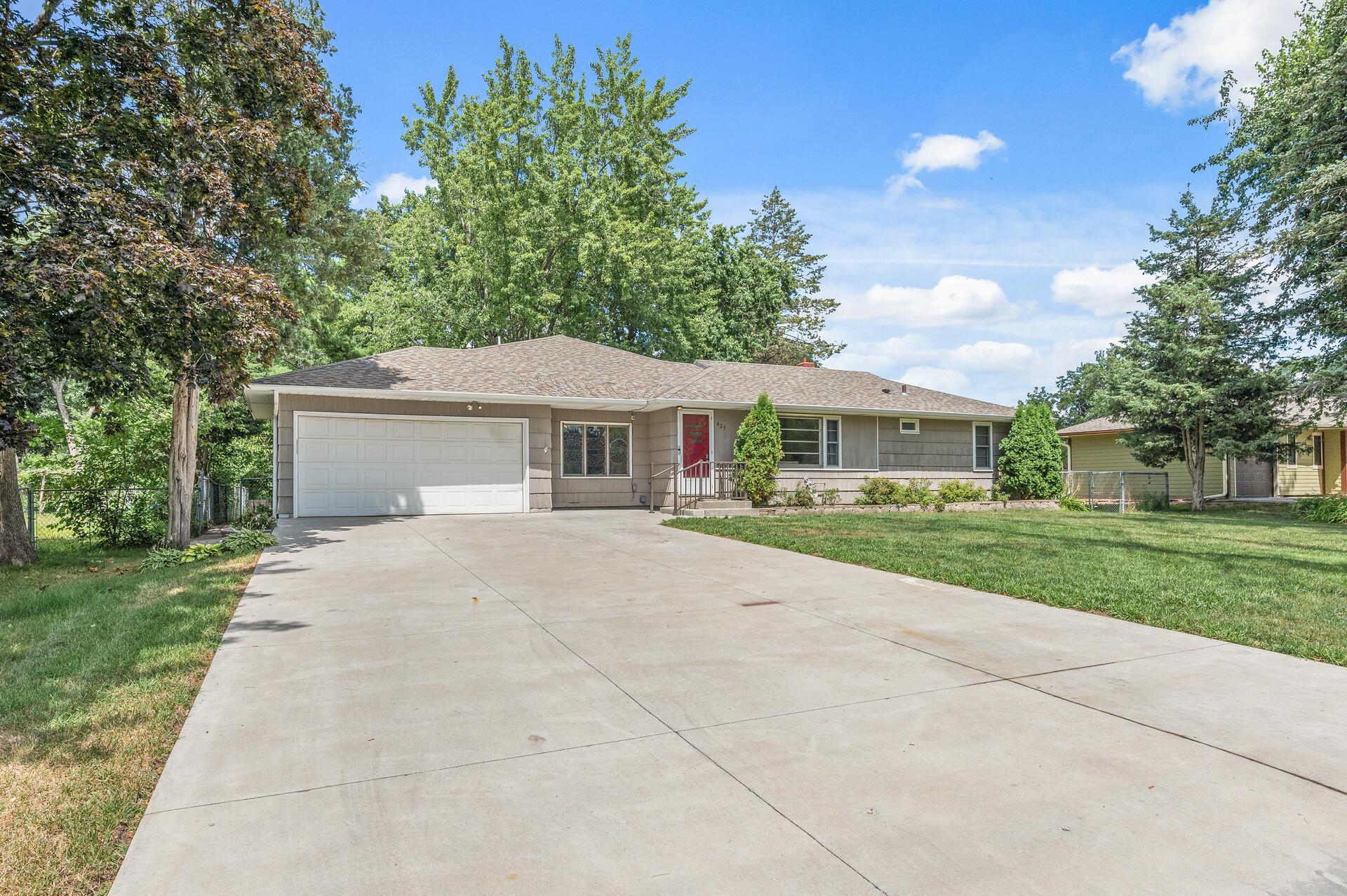 425 Laurie Rd E, Maplewood, MN 55117