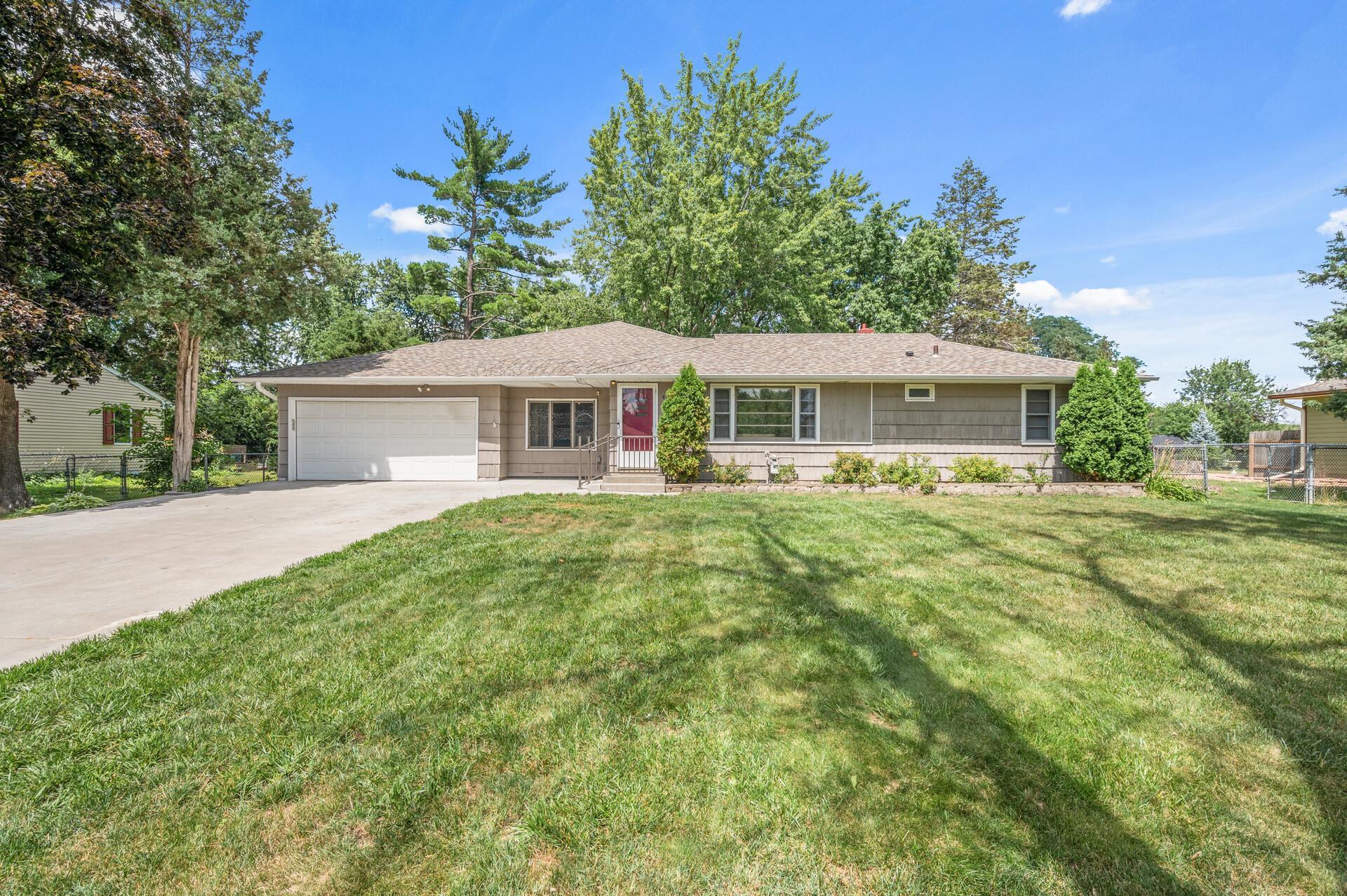 425 Laurie Rd E, Maplewood, MN 55117
