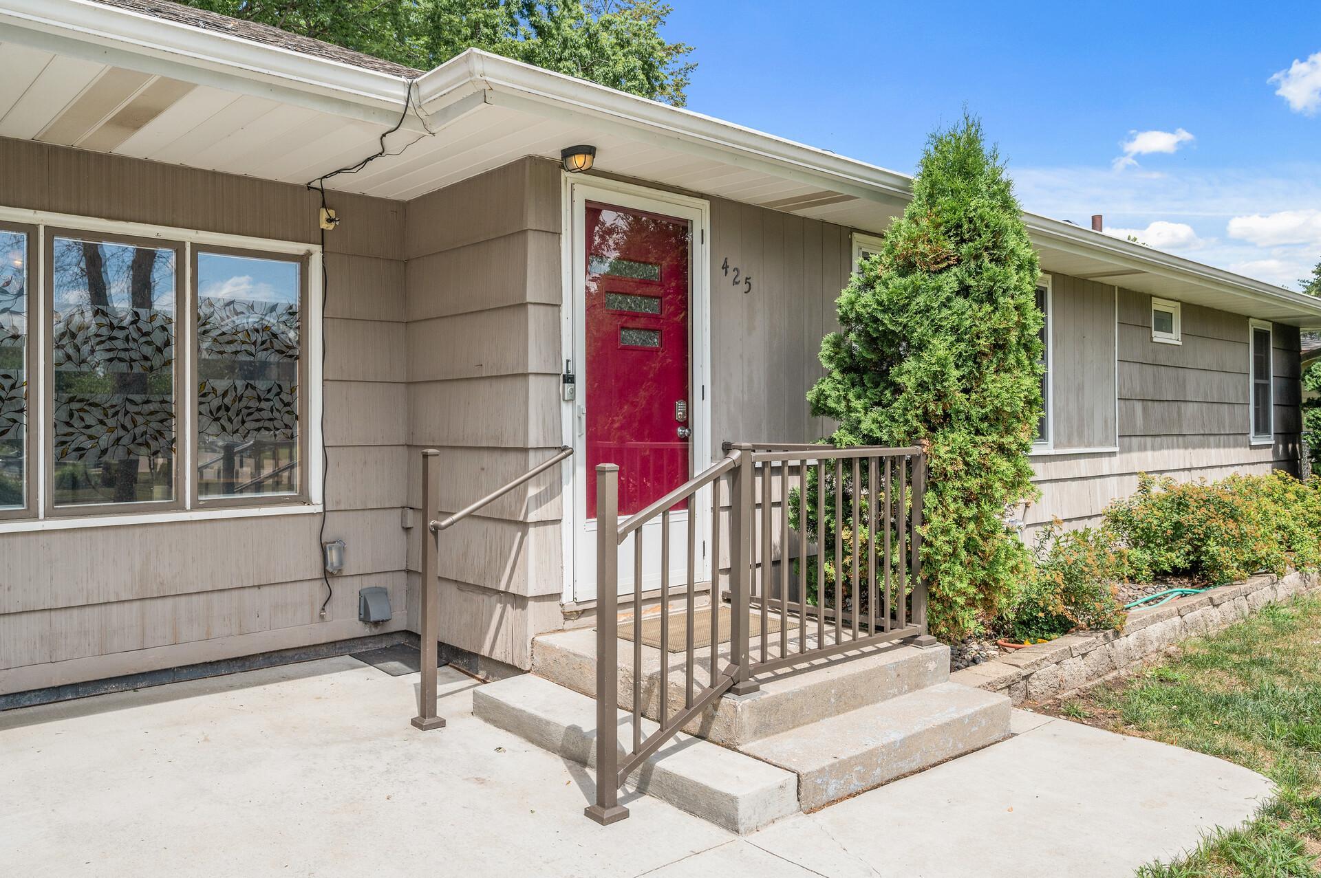 425 Laurie Rd E, Maplewood, MN 55117