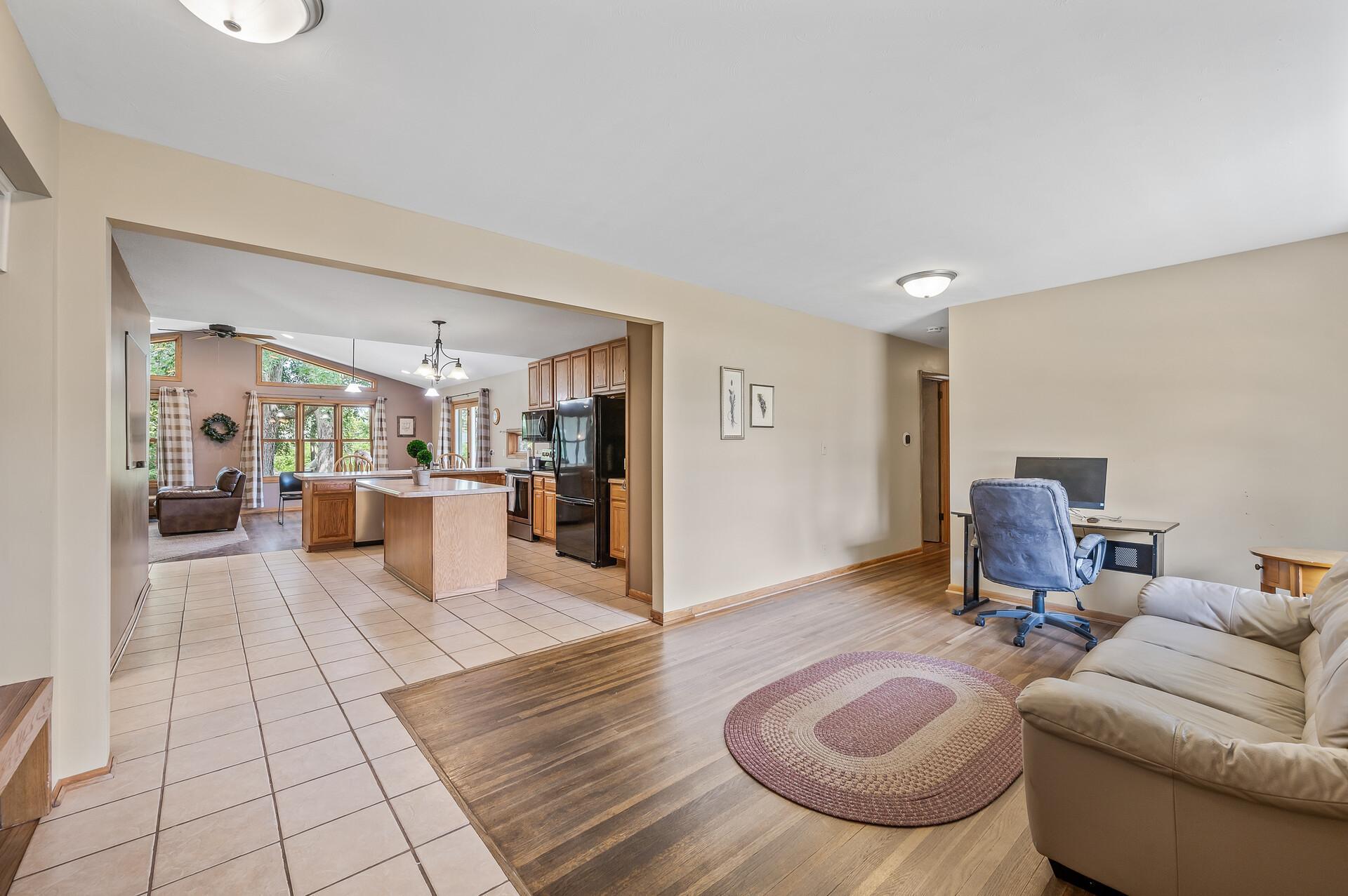 425 Laurie Rd E, Maplewood, MN 55117